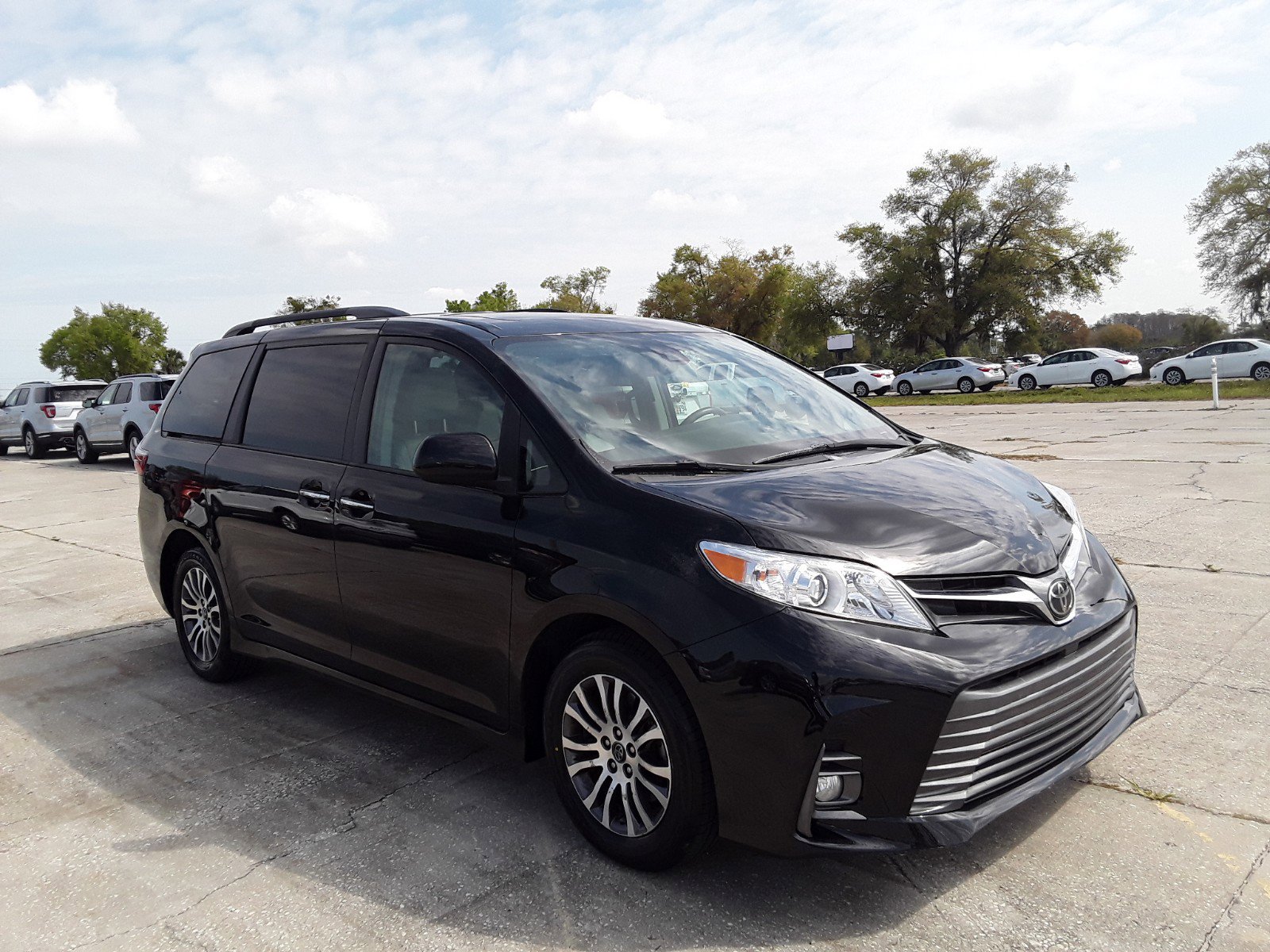 Used 2018 Toyota Sienna XLE FWD 8-Passenger