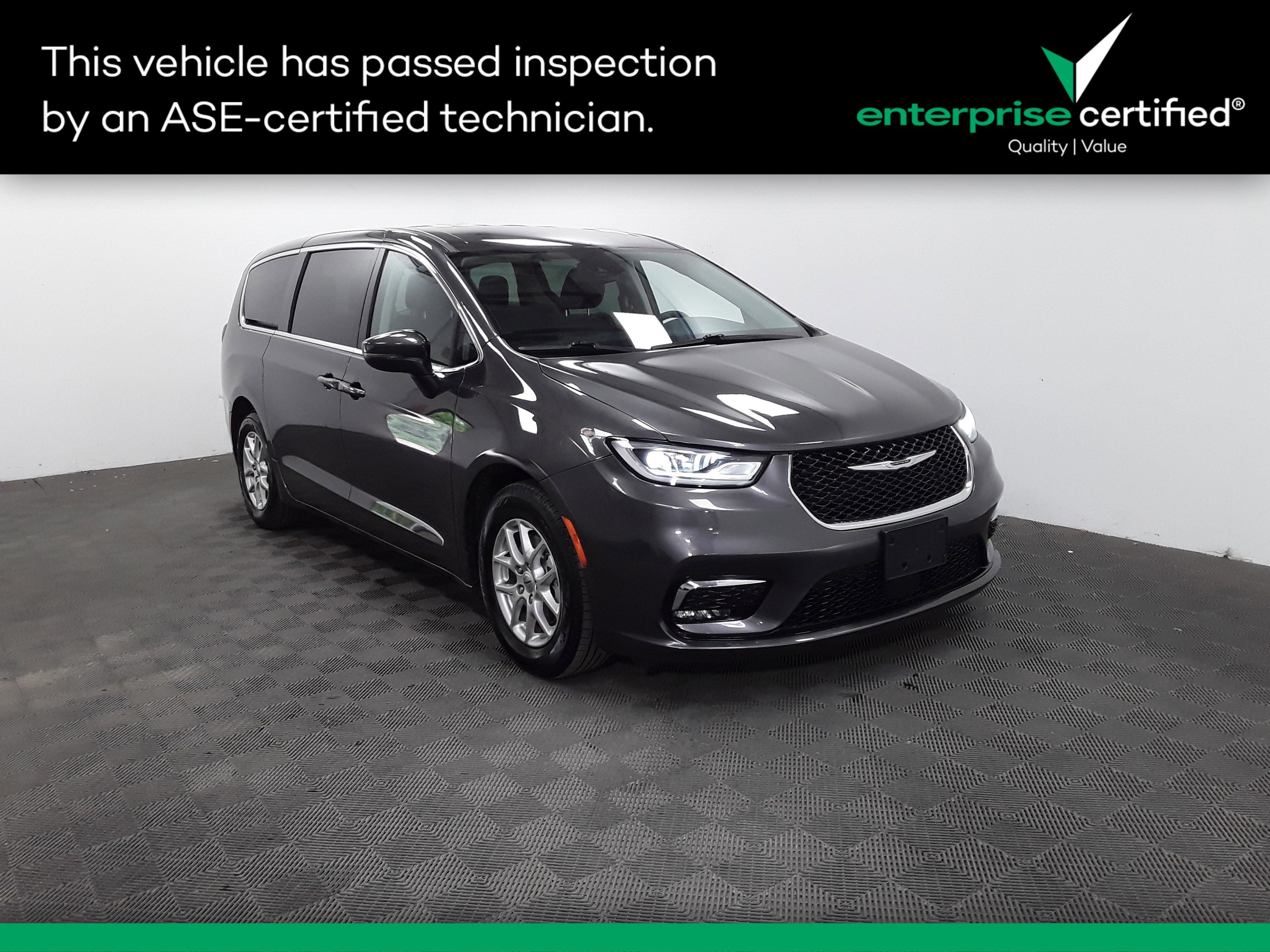 2023 Chrysler Pacifica Touring L's photo