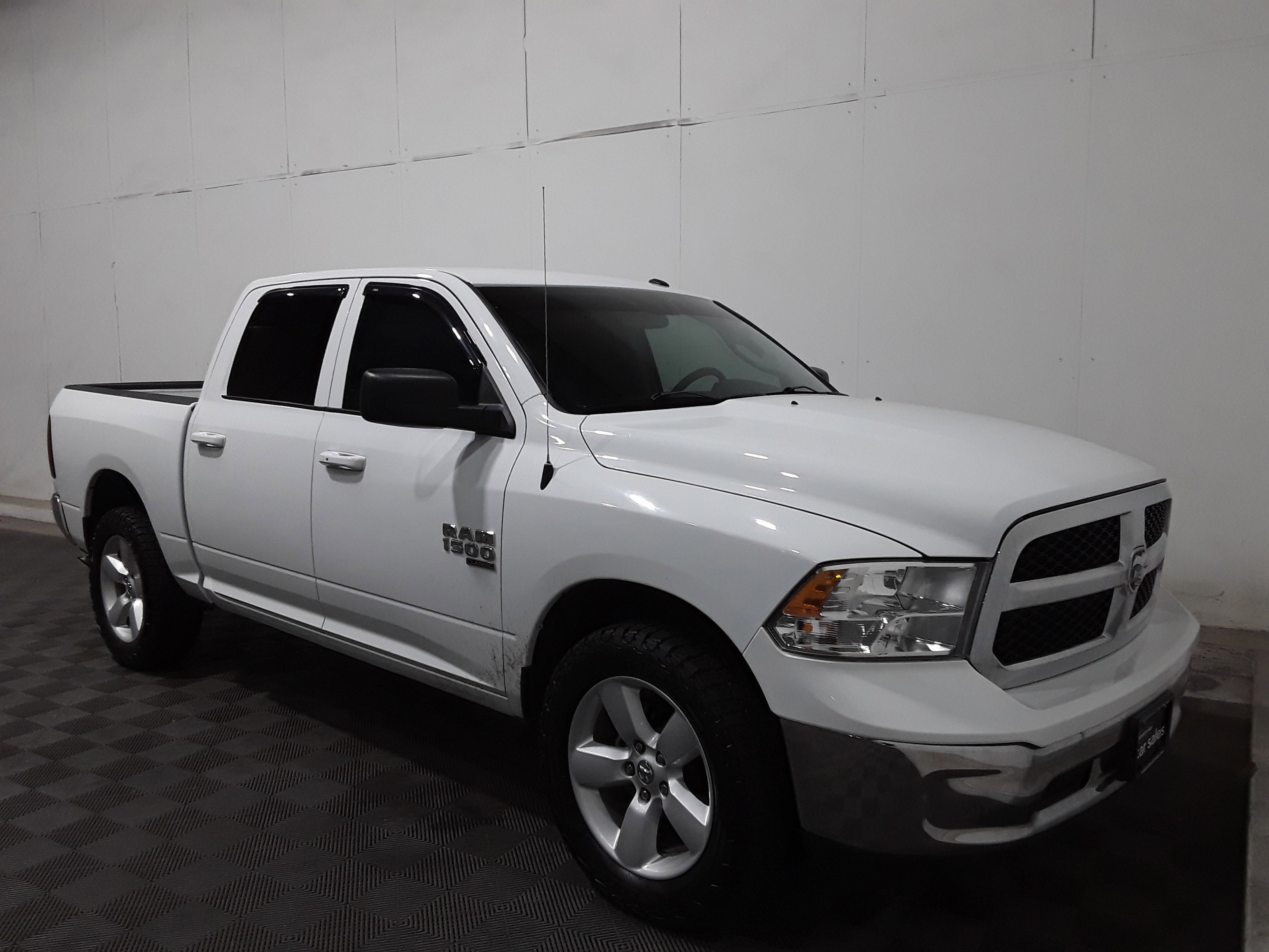 2022 Ram 1500 Classic SLT 4x4 Crew Cab 5'7