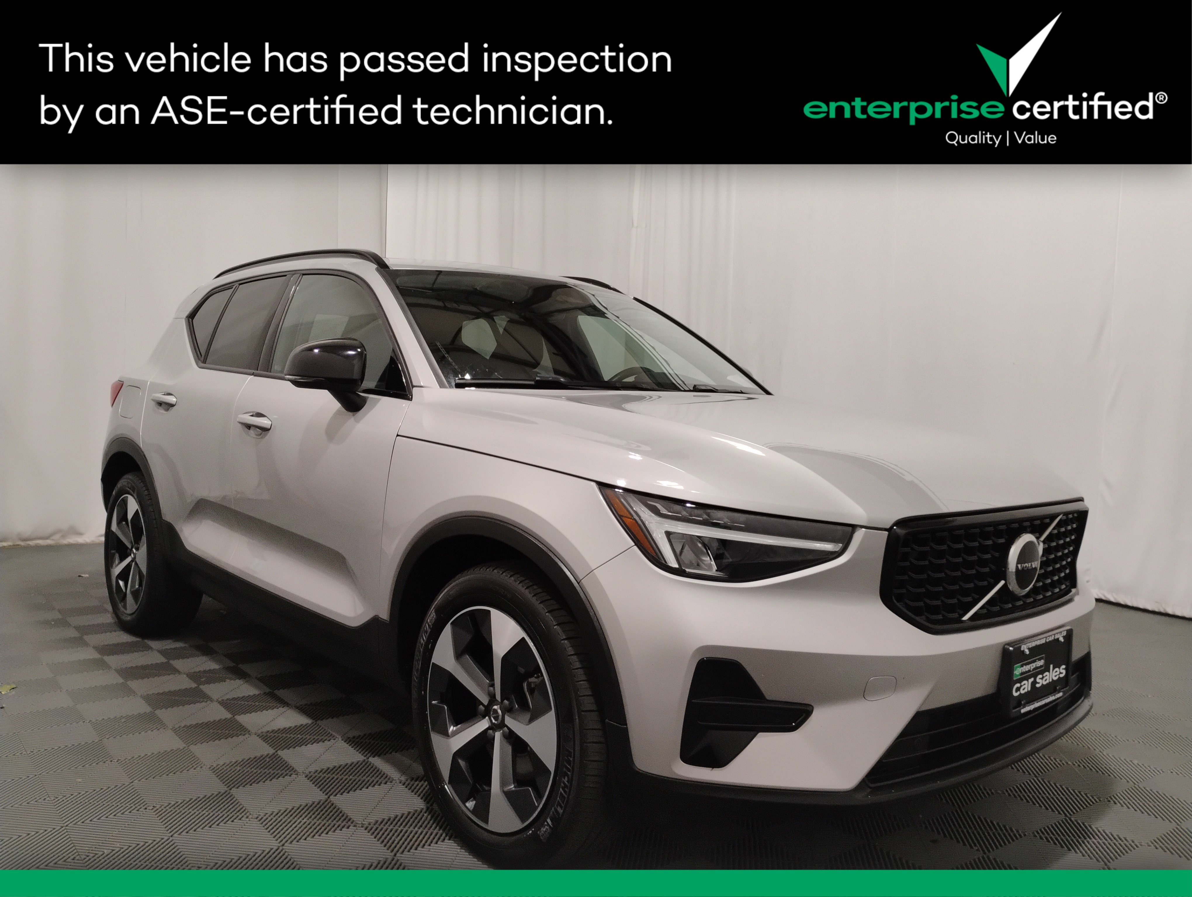 2024 Volvo XC40 B5 AWD Core Dark Theme