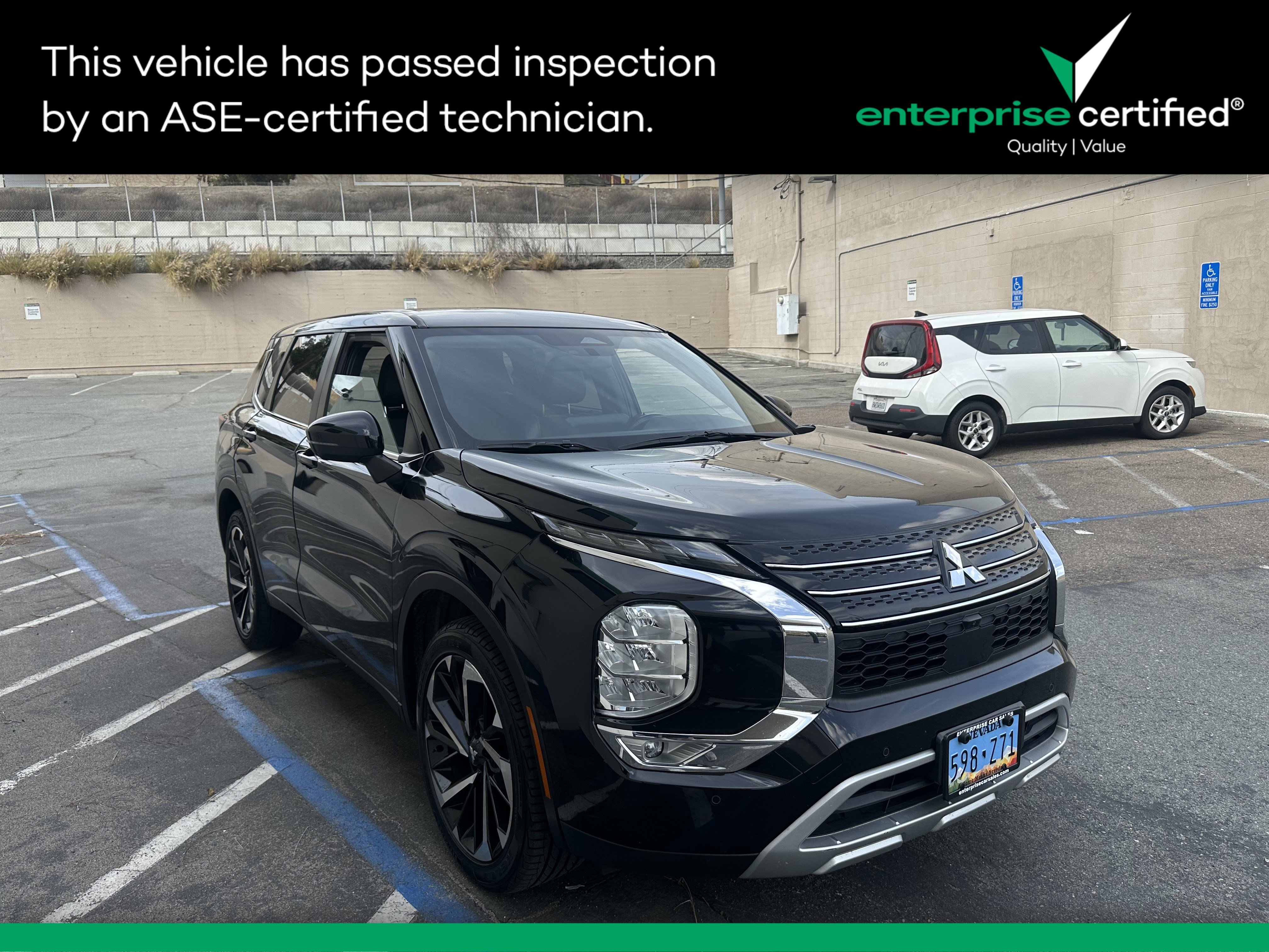 2024 Mitsubishi Outlander SE's photo