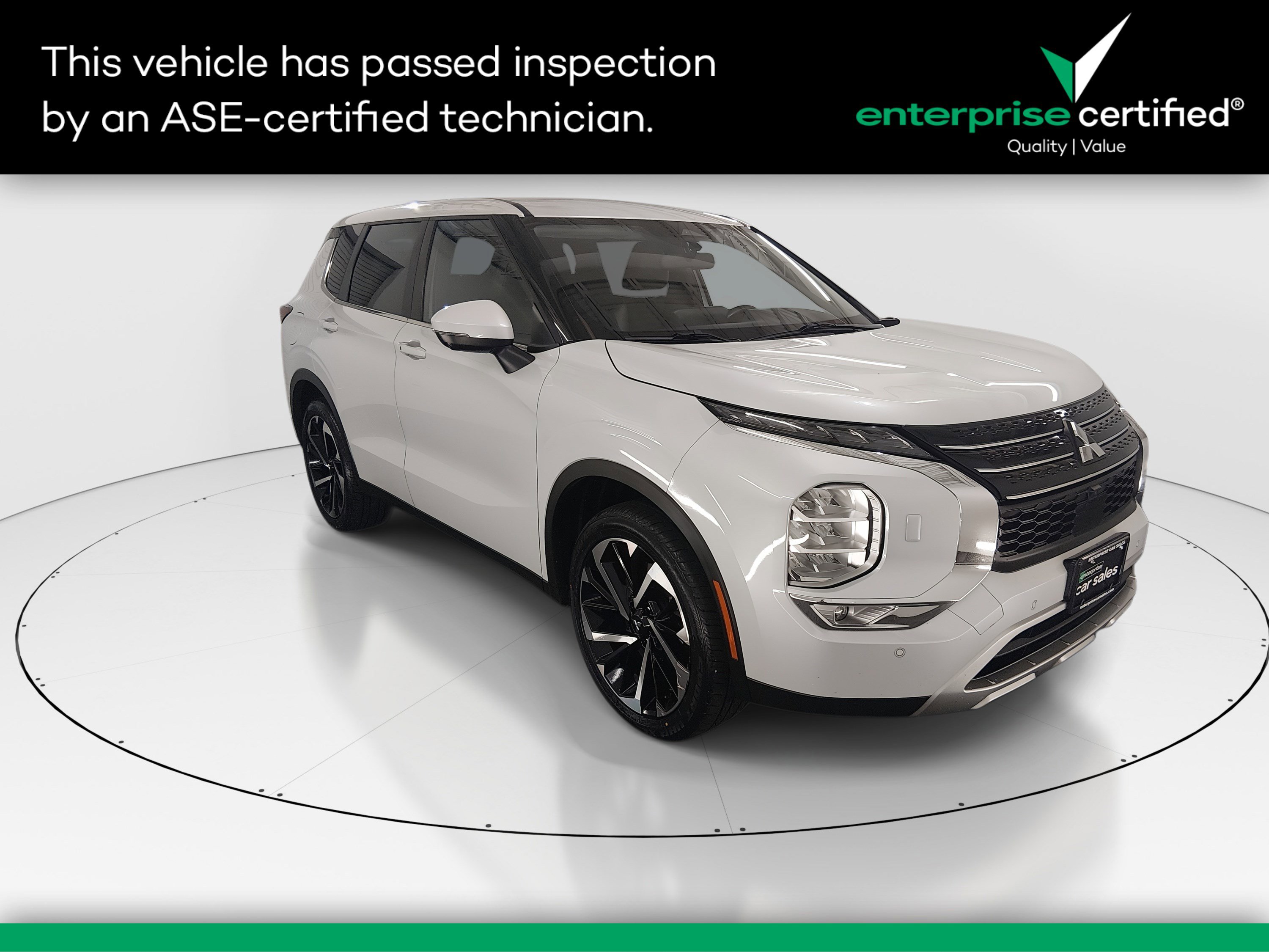 2023 Mitsubishi Outlander SE's photo