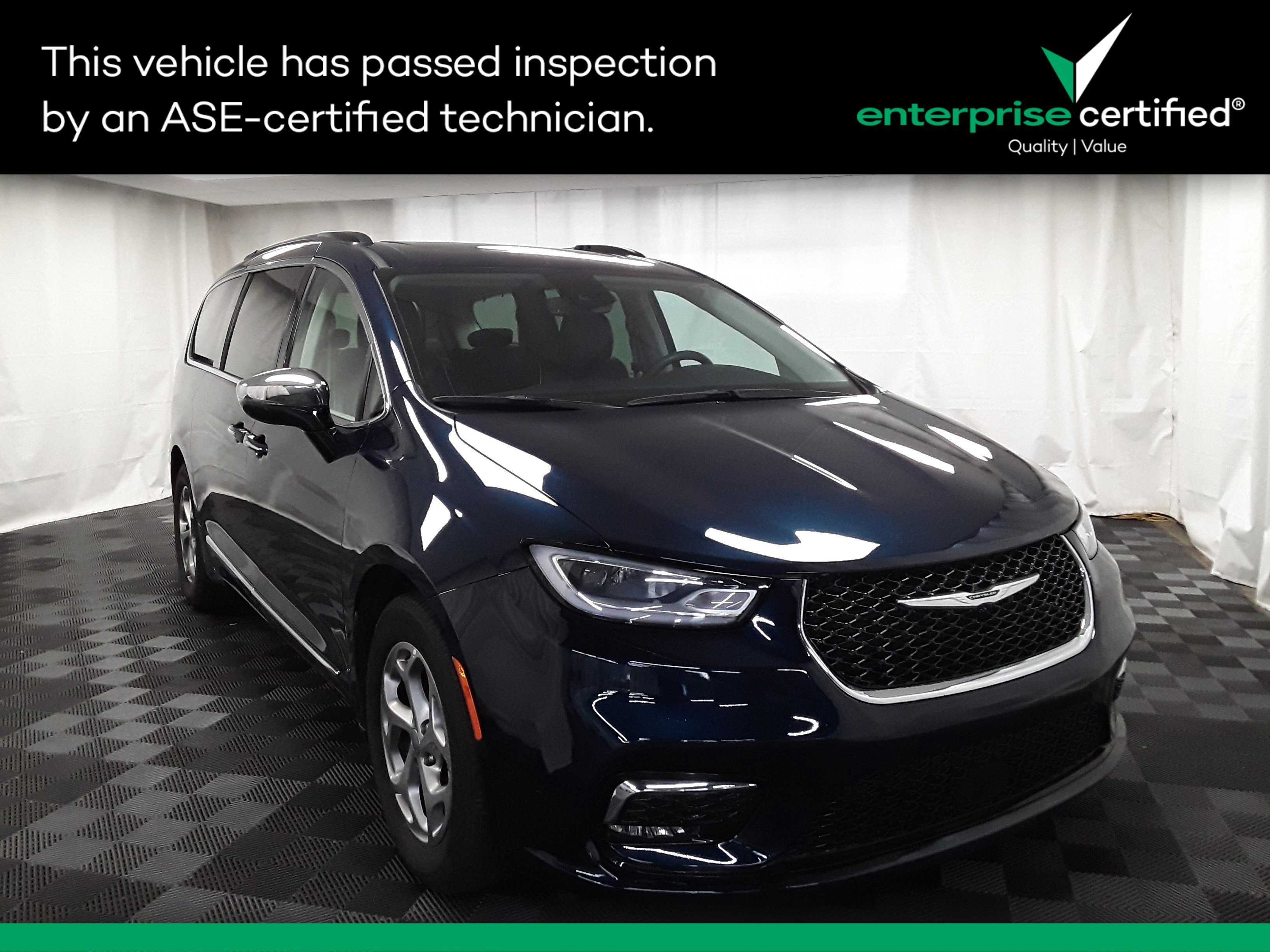 2023 Chrysler Pacifica Limited's photo