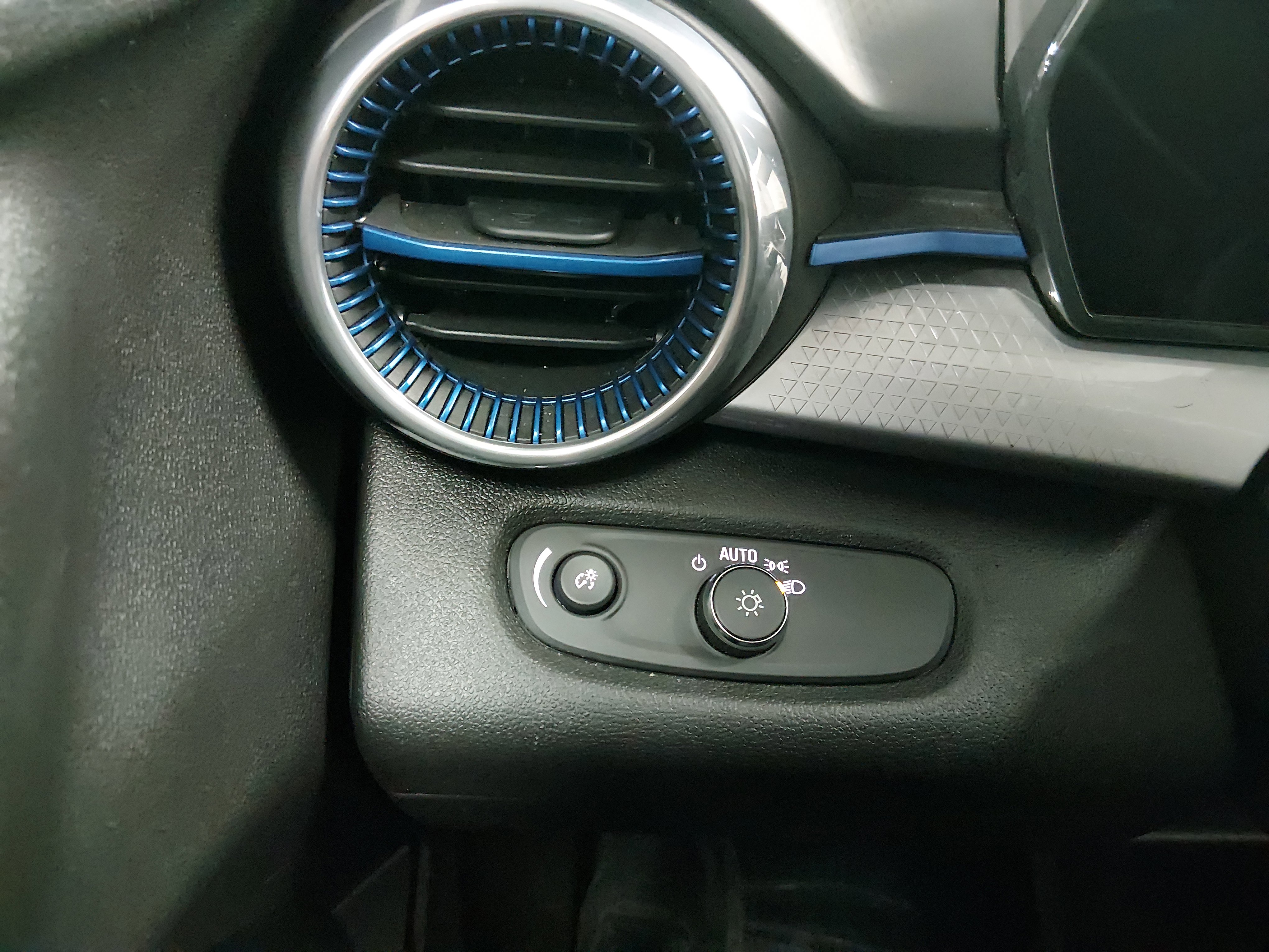 2024 Chevrolet Trax LT - Photo 13