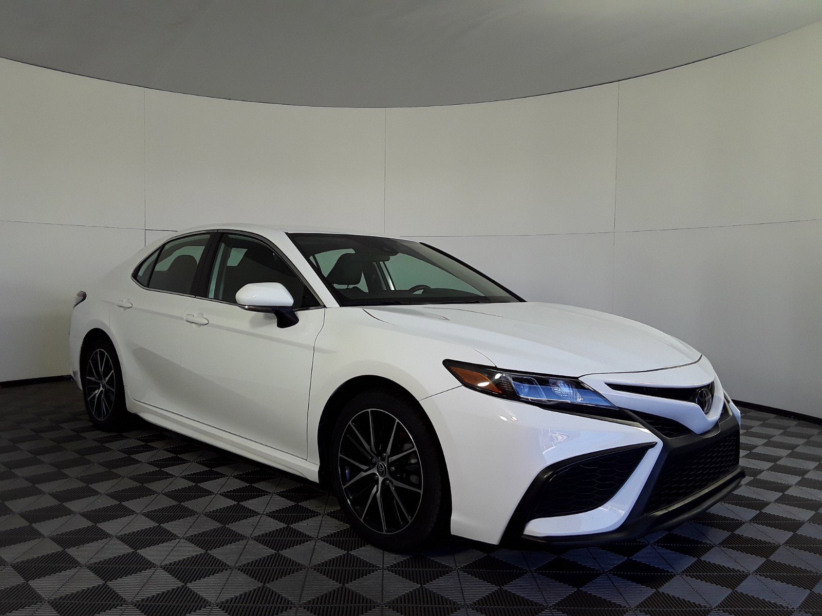 2022 Toyota Camry SE Auto