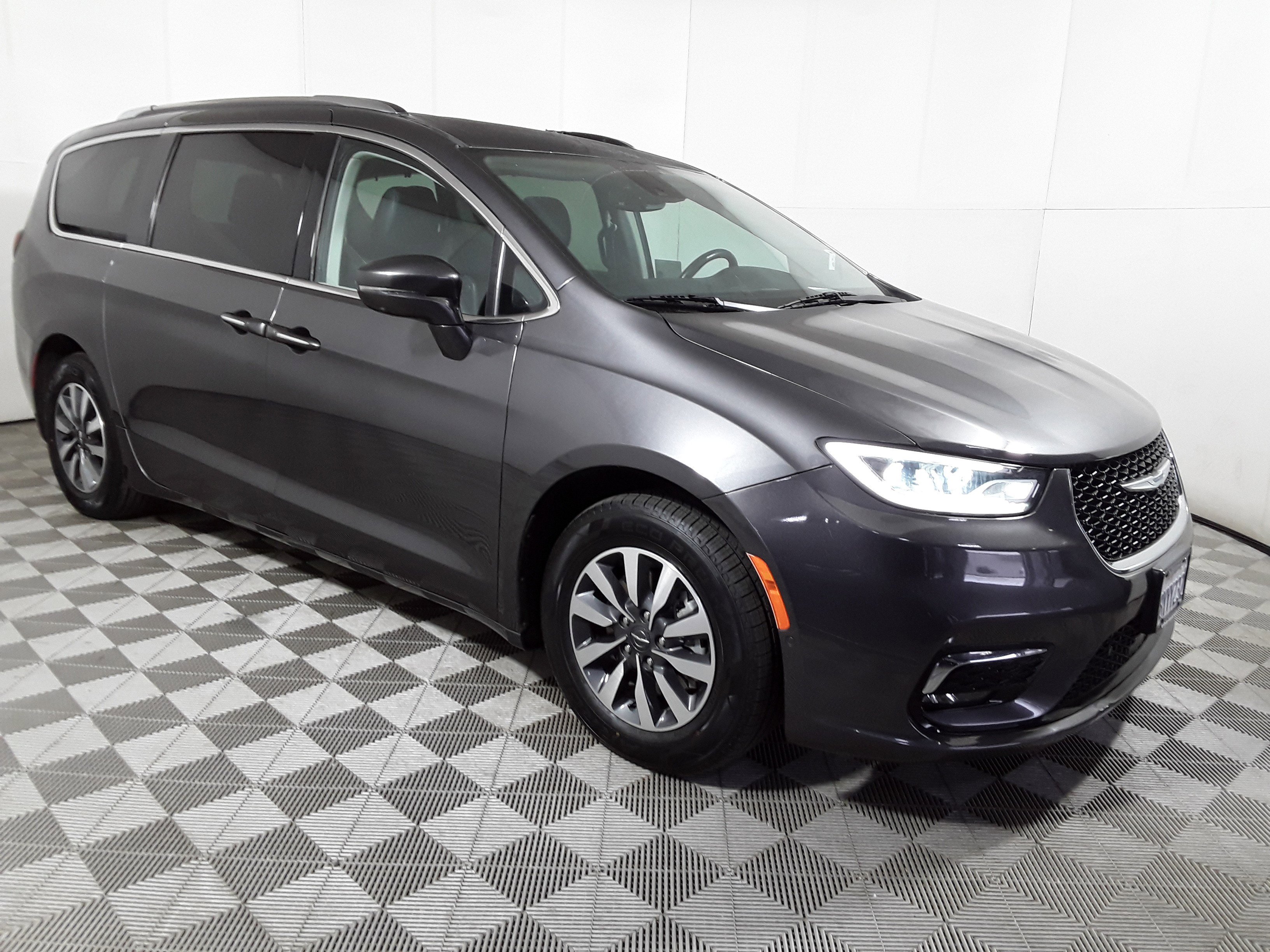 2021 Chrysler Pacifica Hybrid Touring L FWD