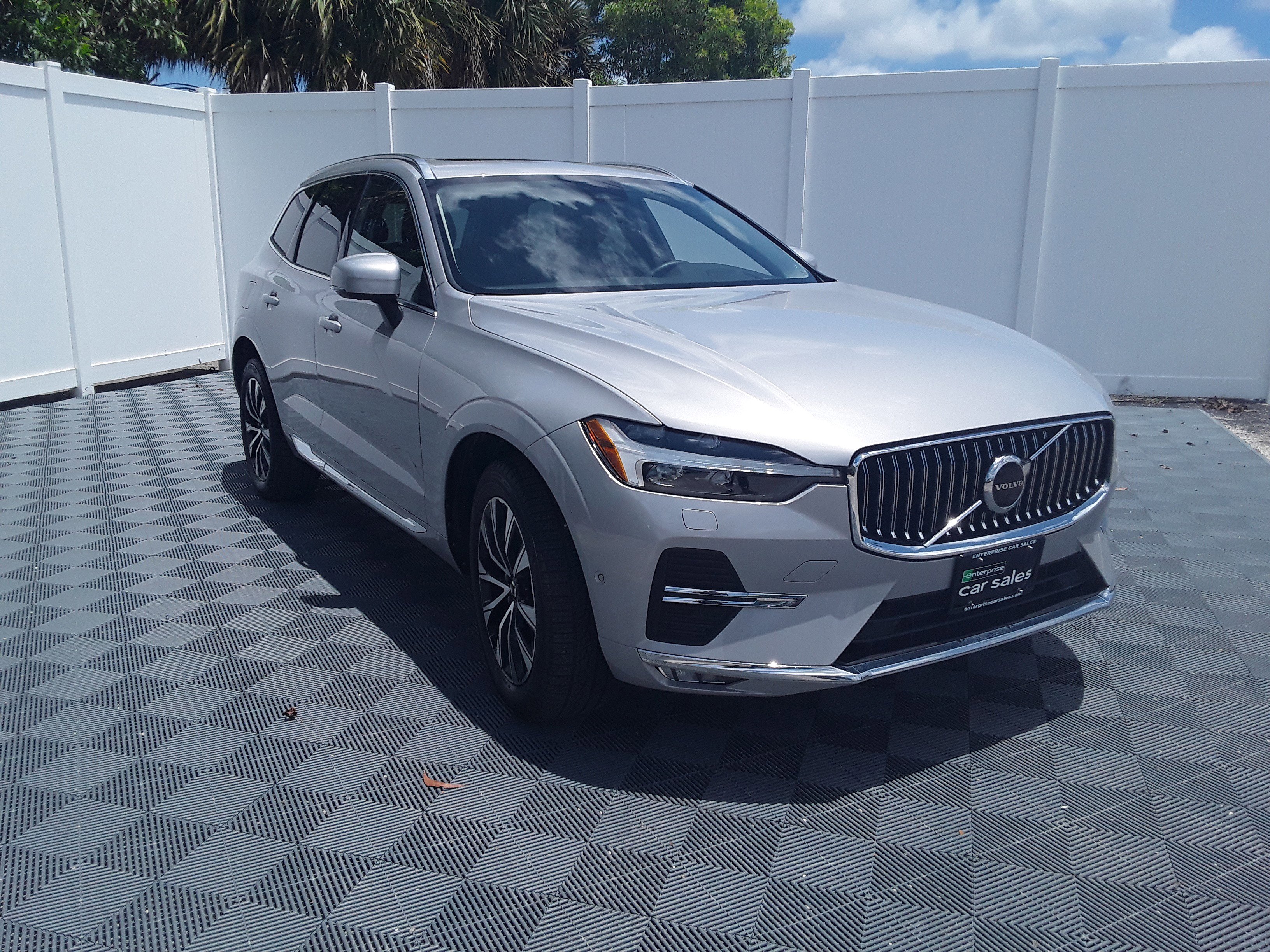 2023 Volvo XC60 B5 AWD Plus Bright Theme