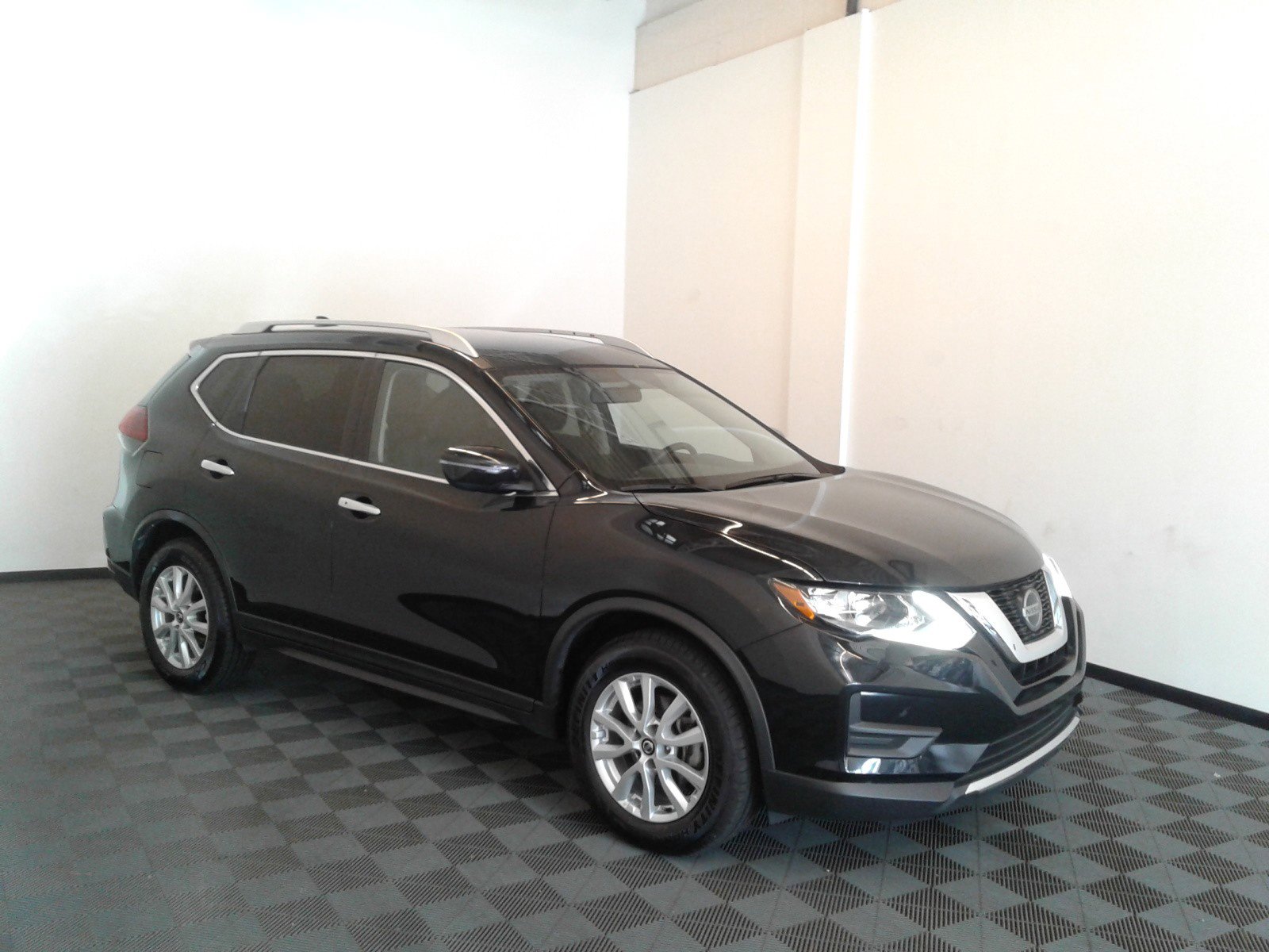 Used 2018 Nissan Rogue SV FWD