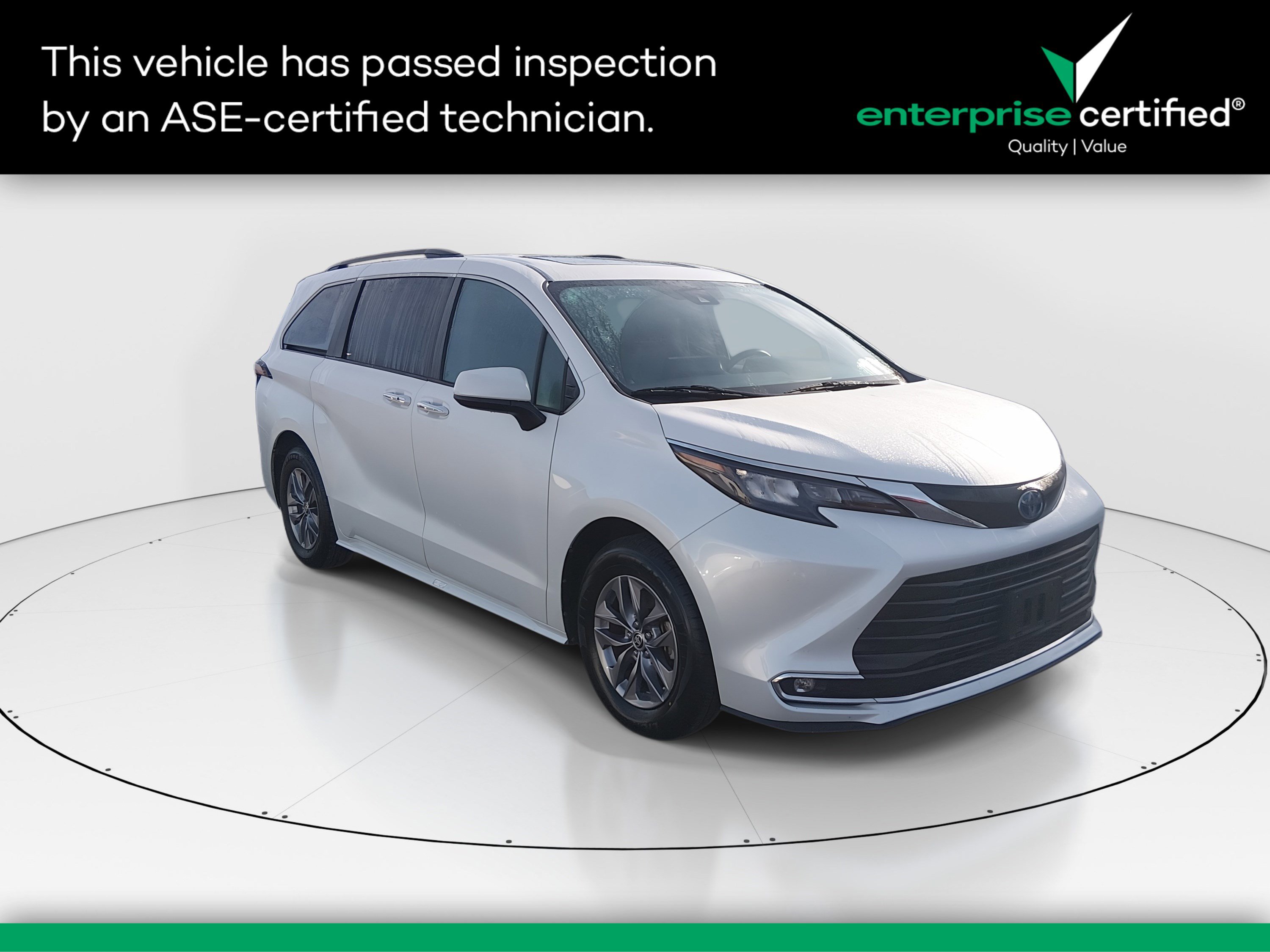 2024 Toyota Sienna XLE's photo