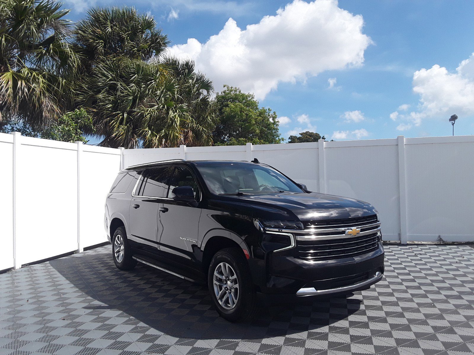 2023 Chevrolet Suburban 2WD 4dr LT