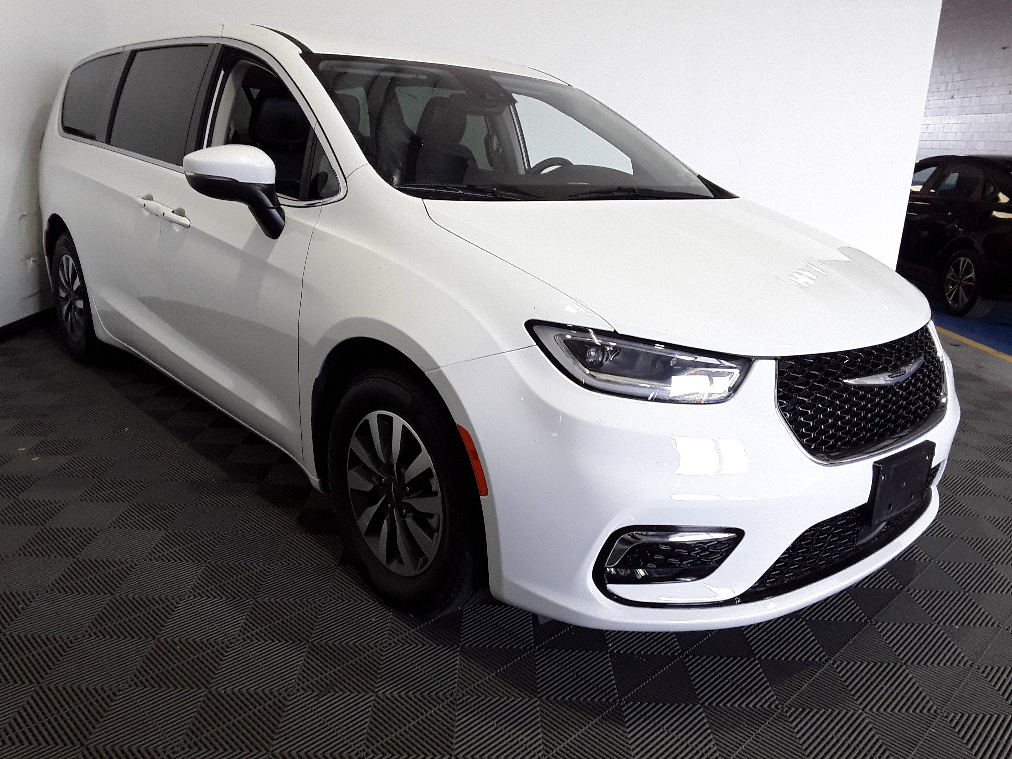 2023 Chrysler Pacifica Hybrid Touring L FWD