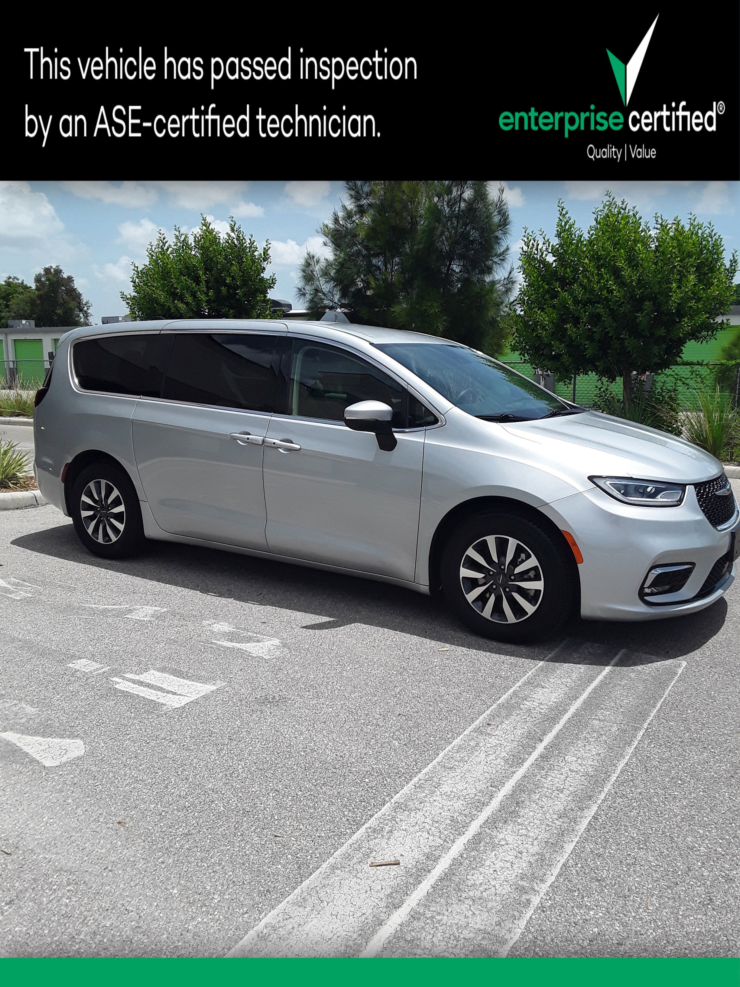 2023 Chrysler Pacifica Hybrid Touring L's photo