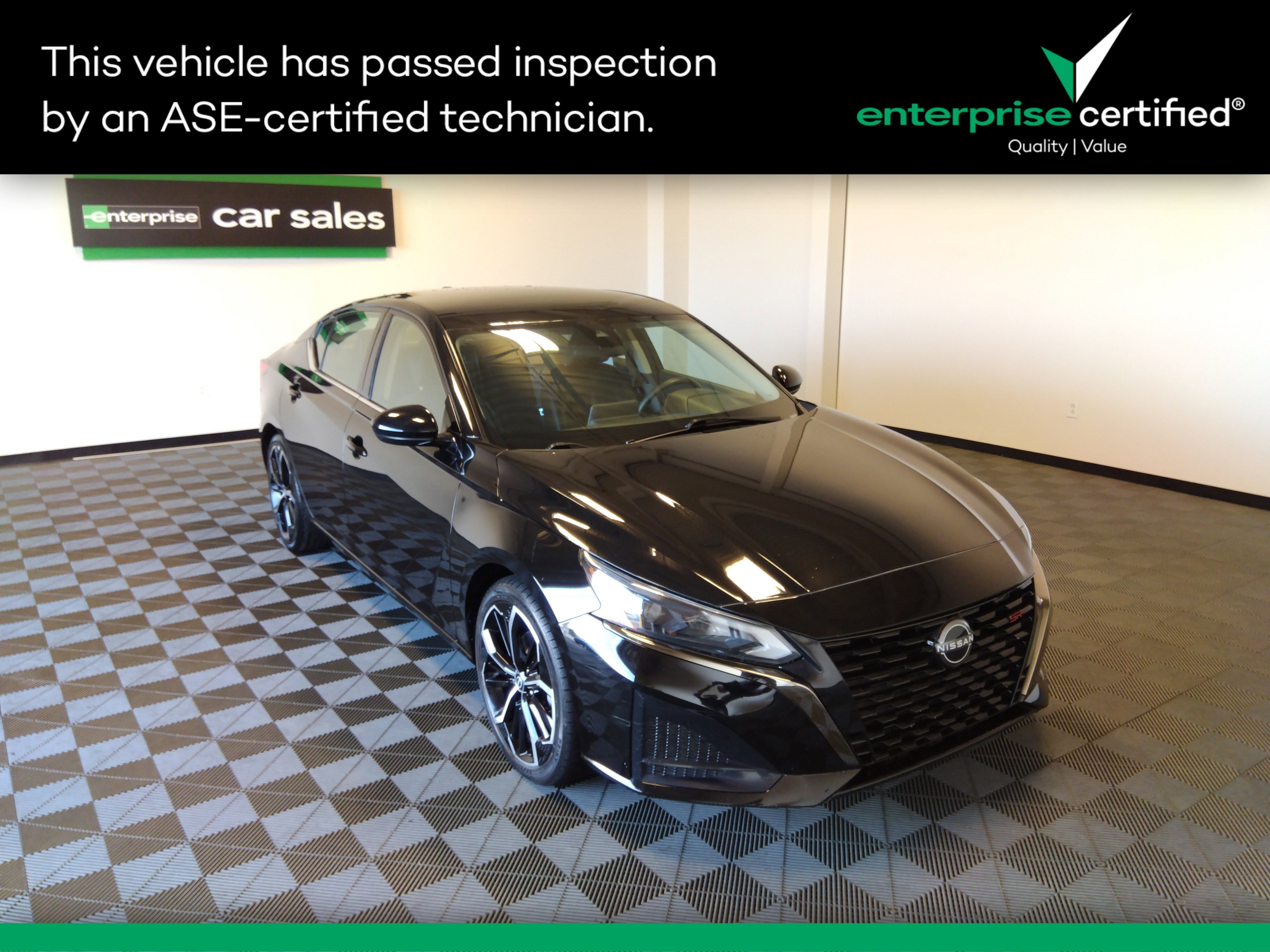 2023 Nissan Altima SR's photo