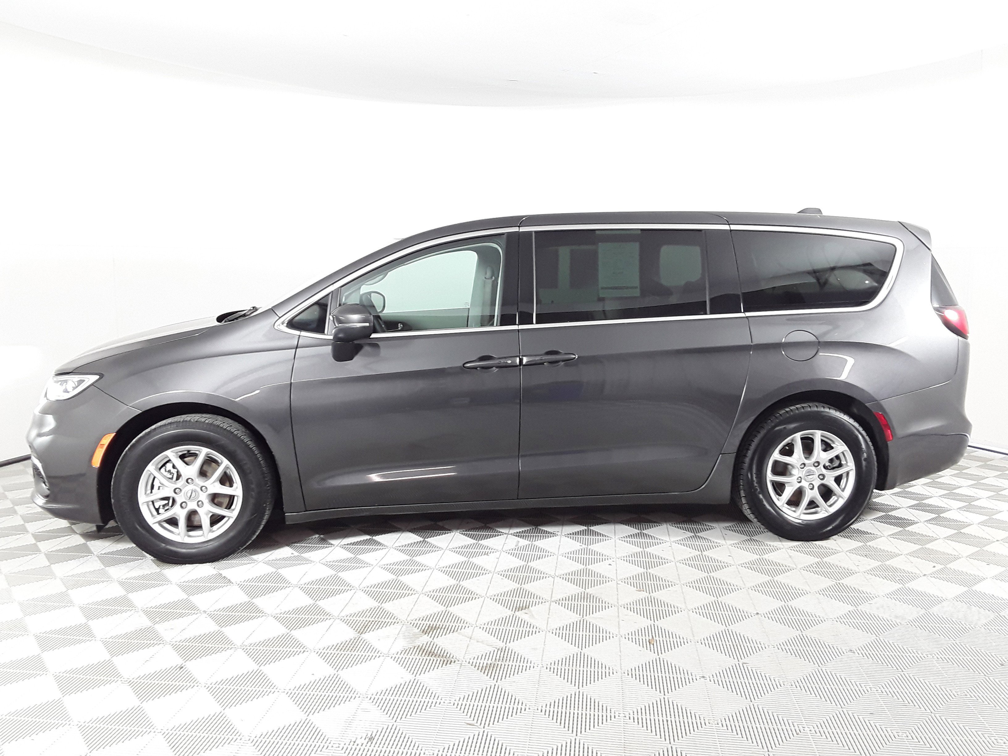 Image 6 of Used 2023 Chrysler Pacifica Touring L FWD