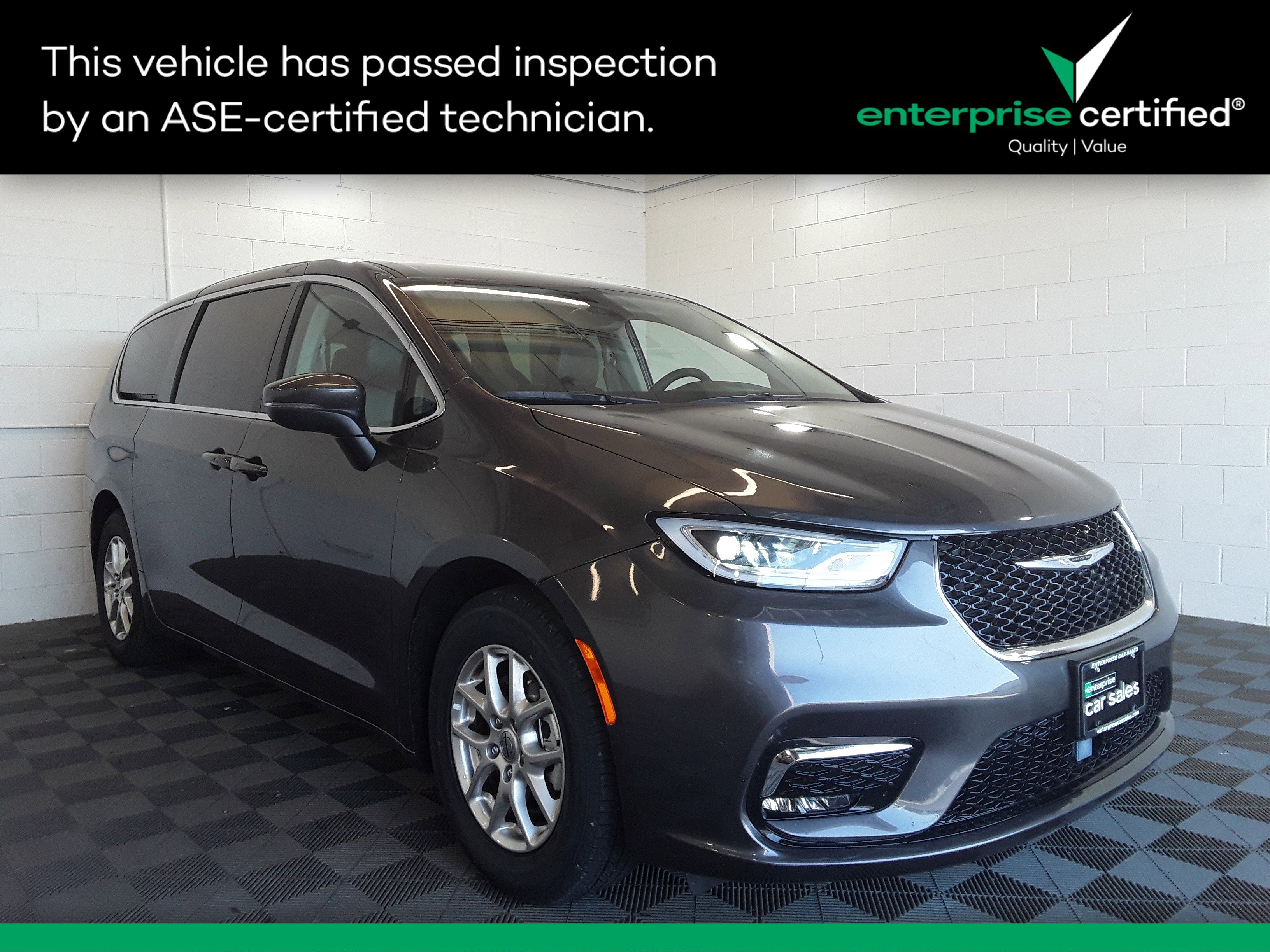 2023 Chrysler Pacifica Touring L's photo