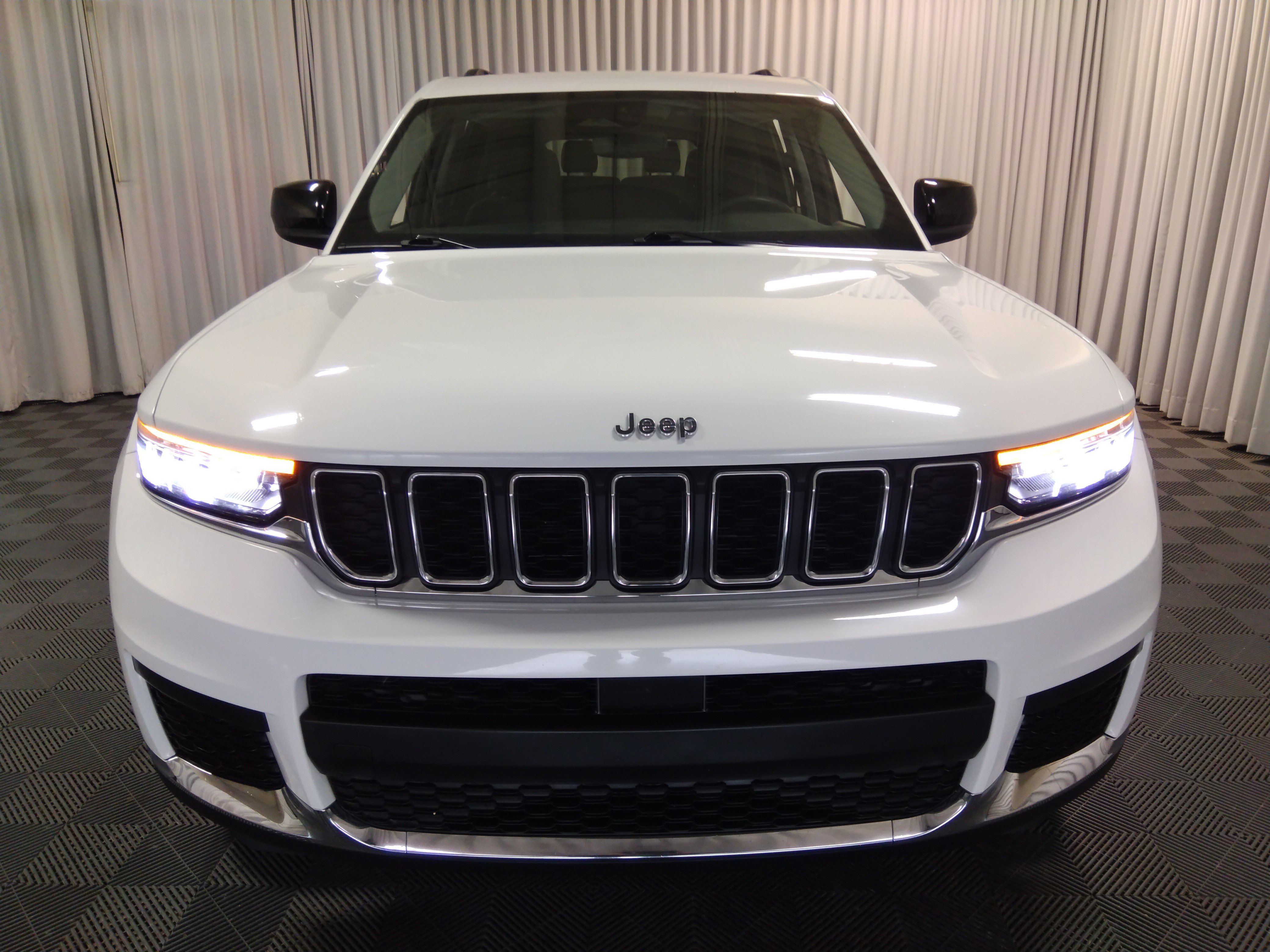 Image of Used 2023 Jeep Grand Cherokee L Laredo 4x4