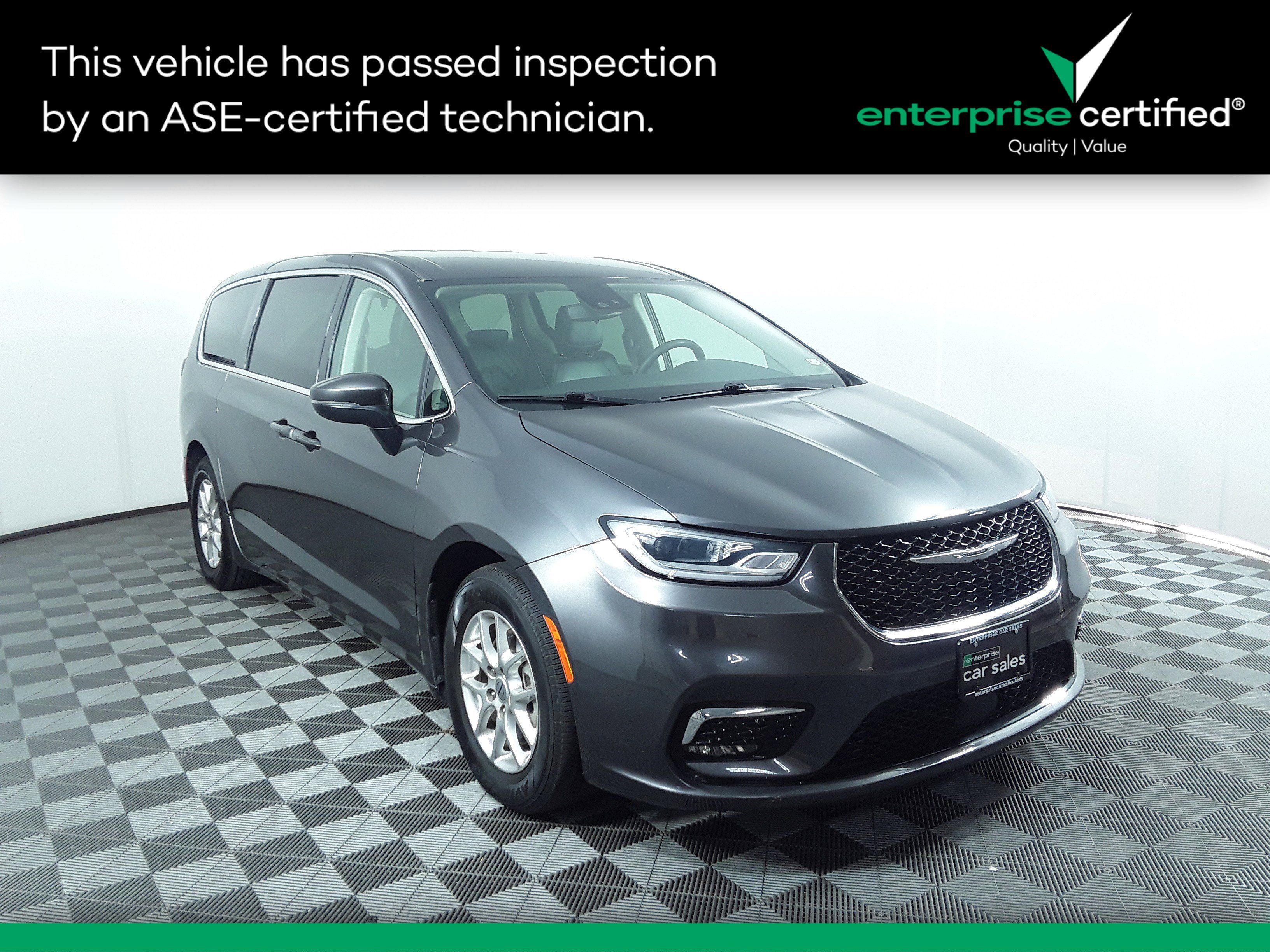 2023 Chrysler Pacifica Touring L's photo