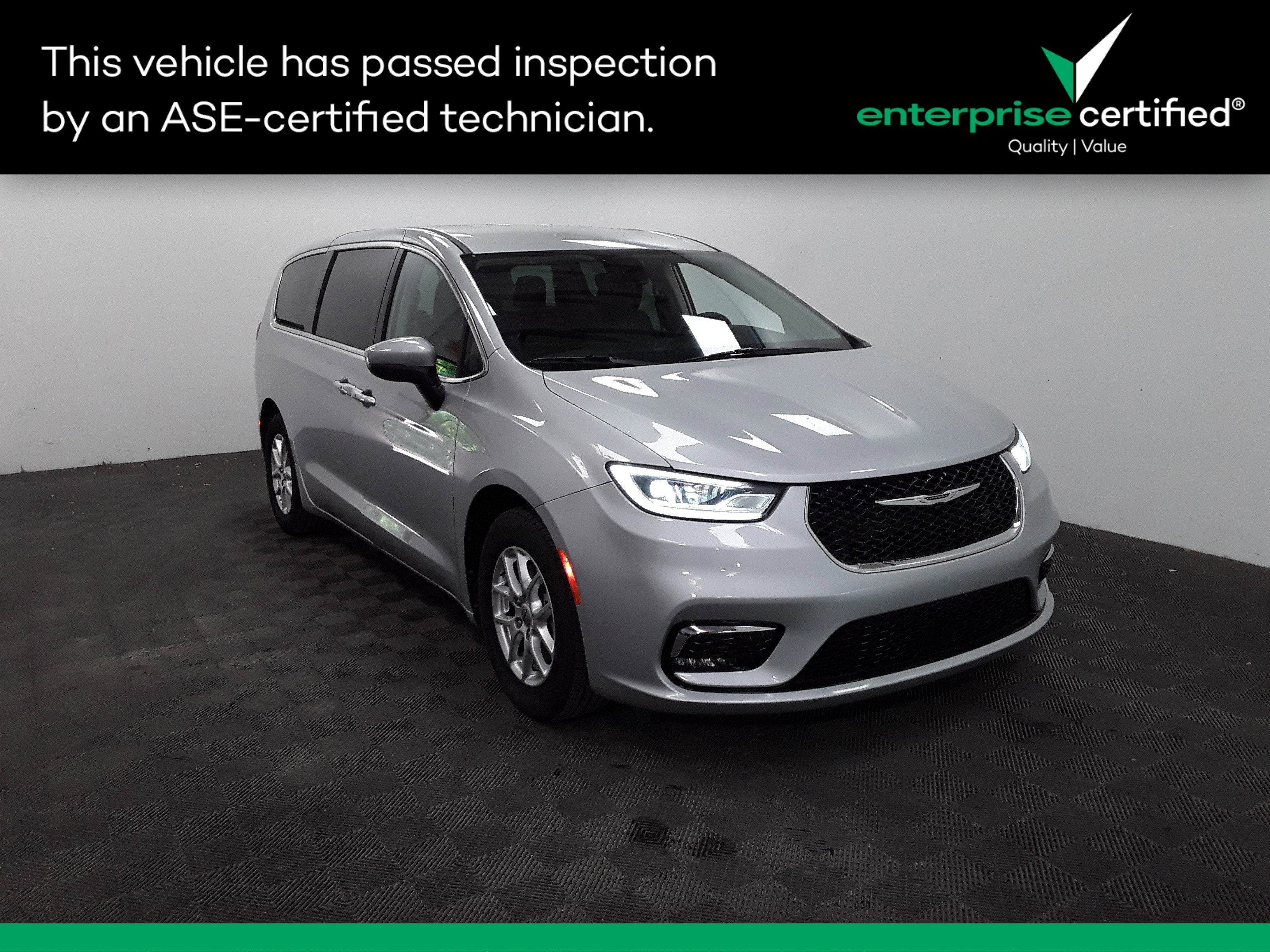 2023 Chrysler Pacifica Touring L's photo