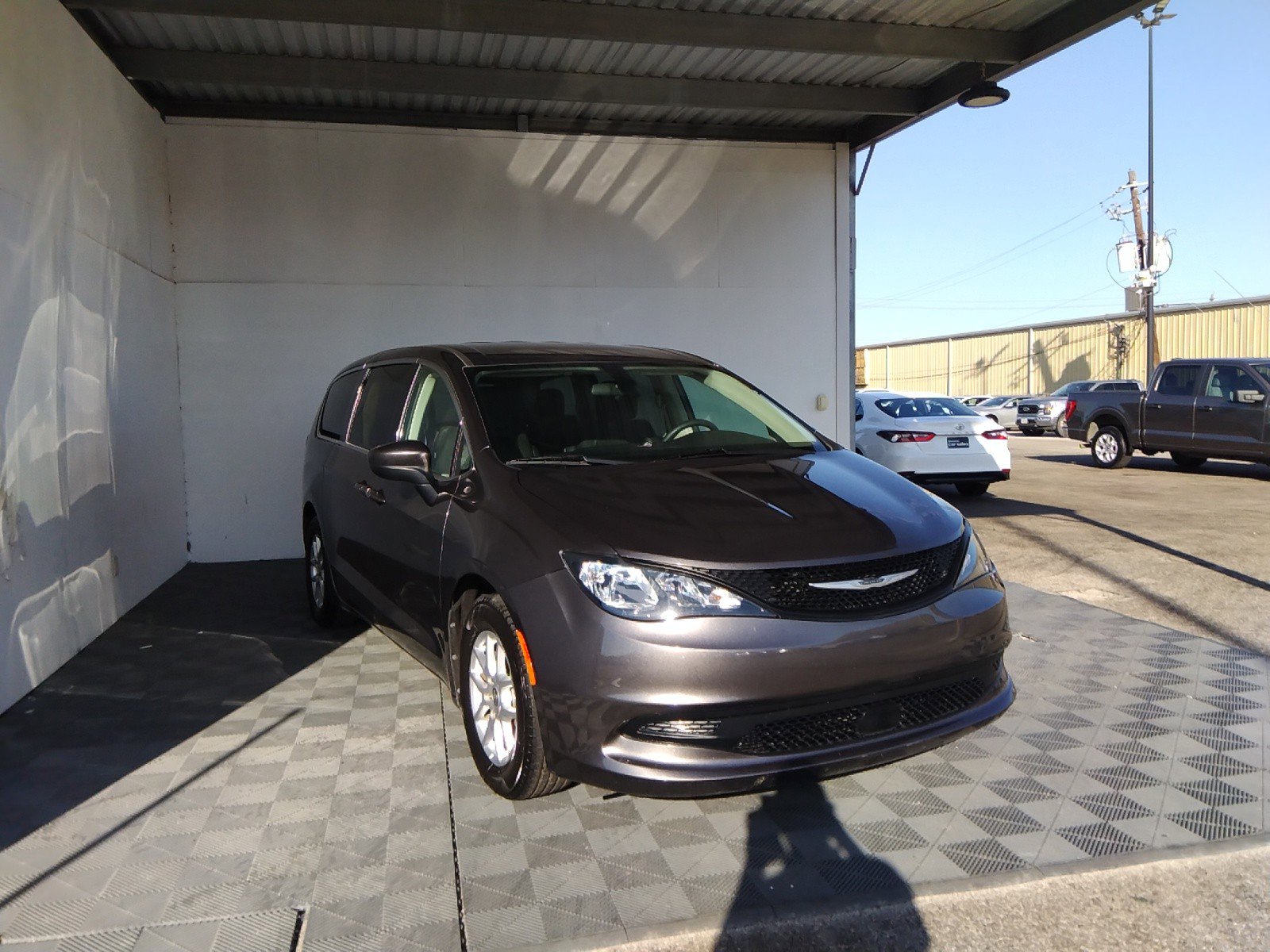 2022 Chrysler Voyager LX FWD