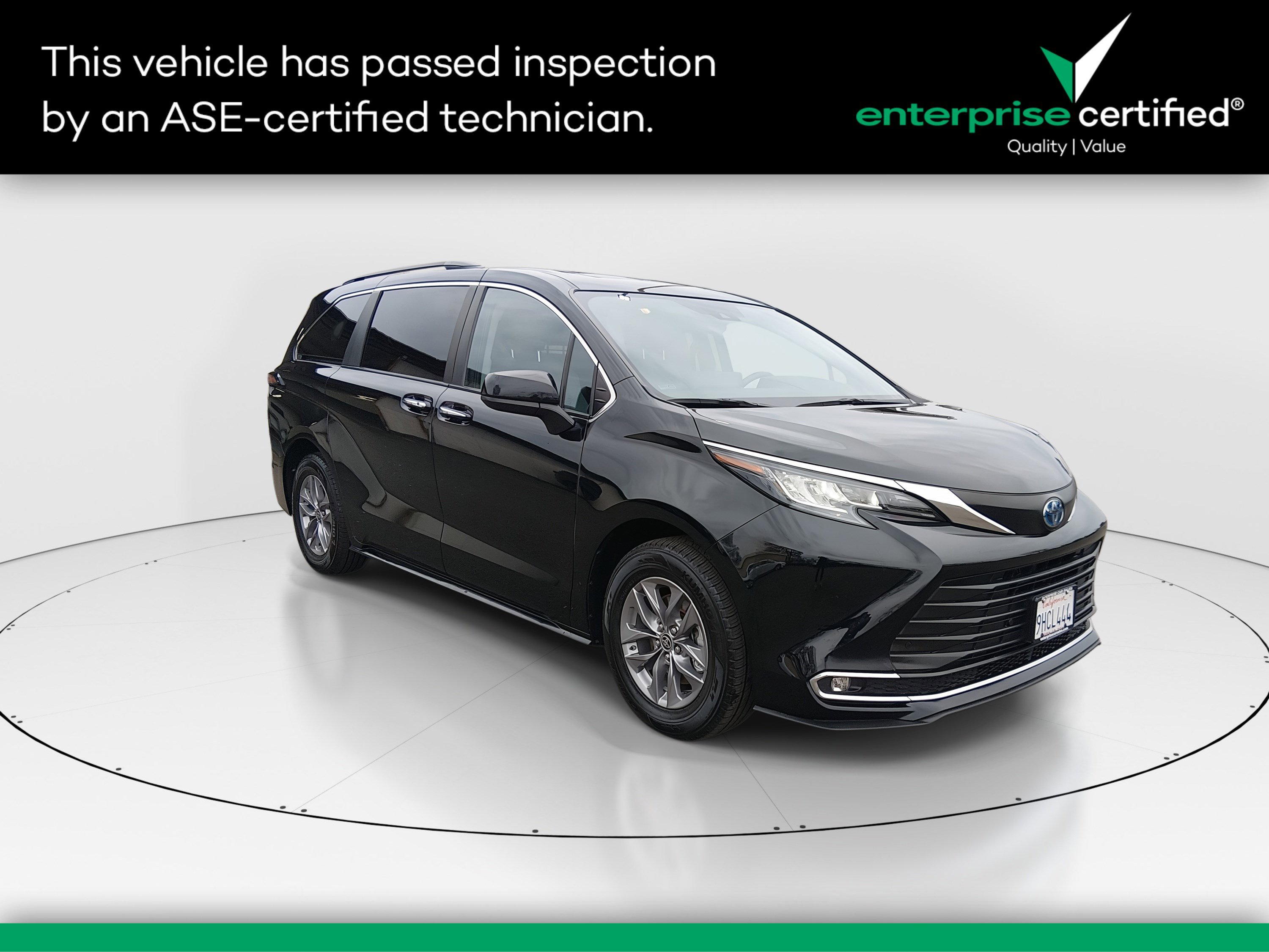 2023 Toyota Sienna XLE's photo