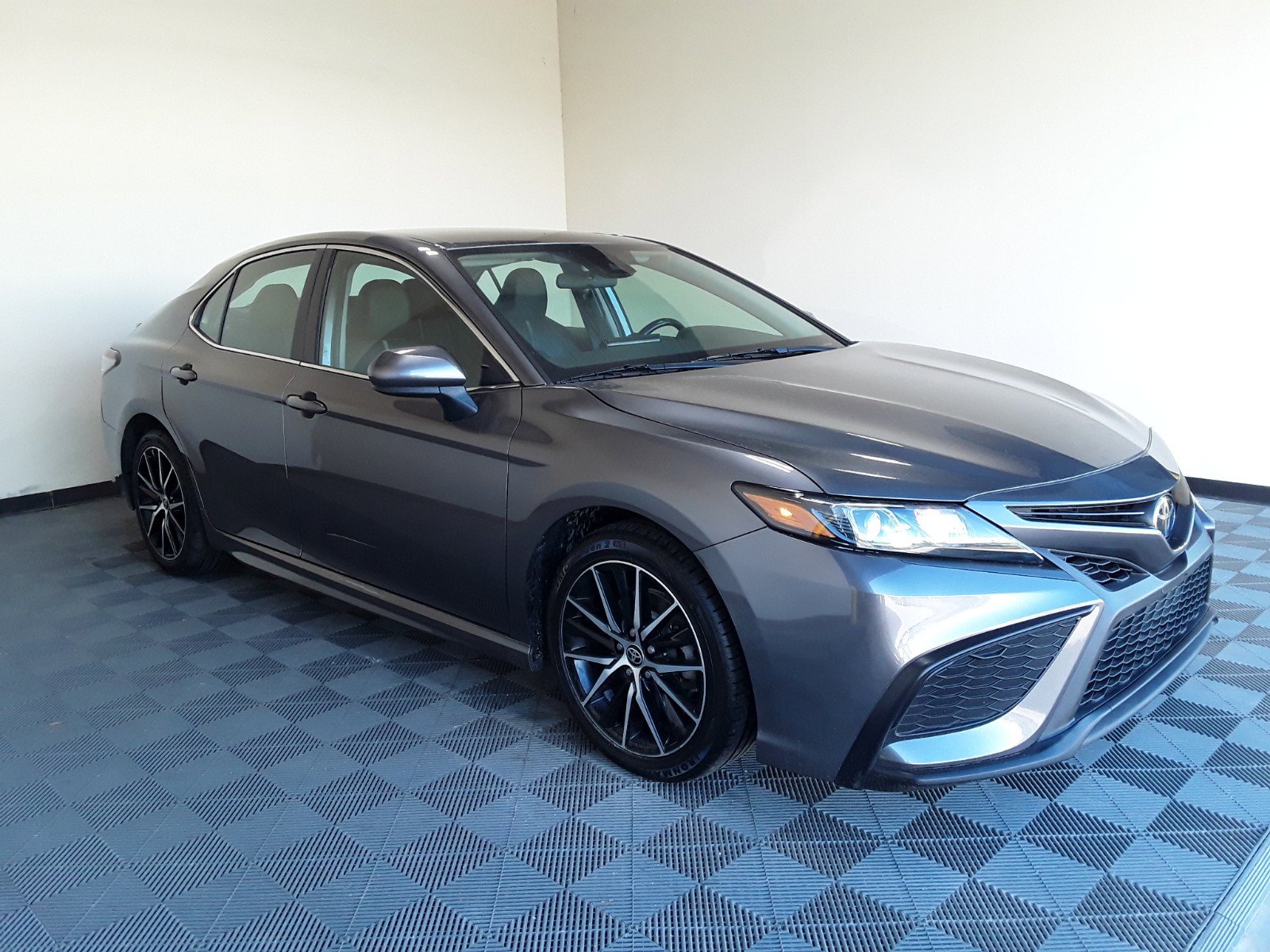 2021 Toyota Camry SE Auto