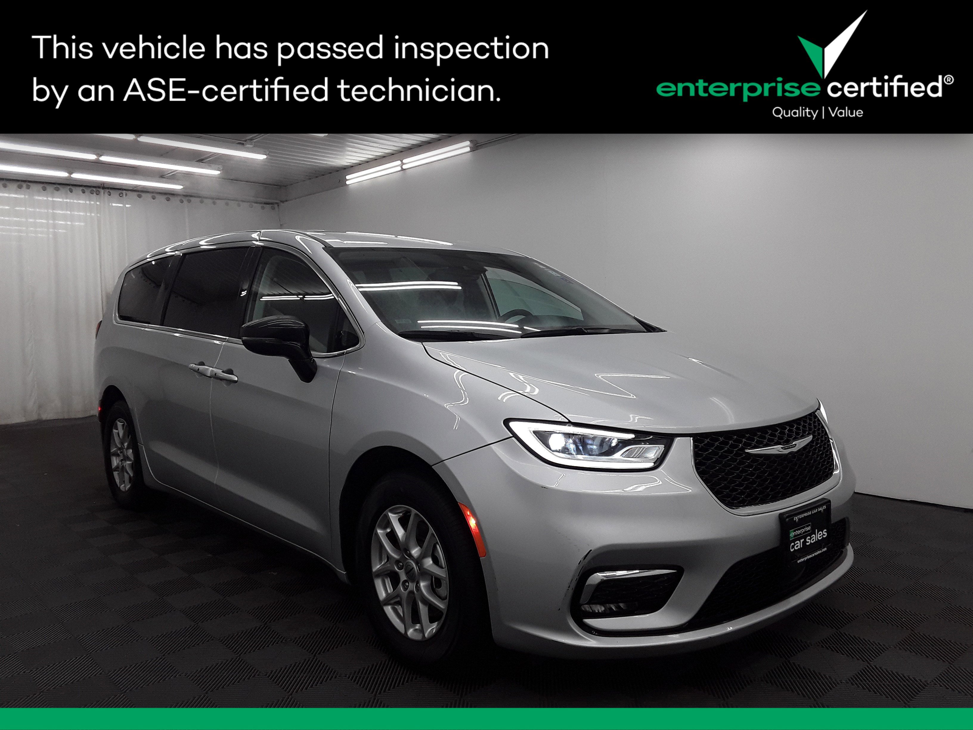 2024 Chrysler Pacifica Touring L's photo