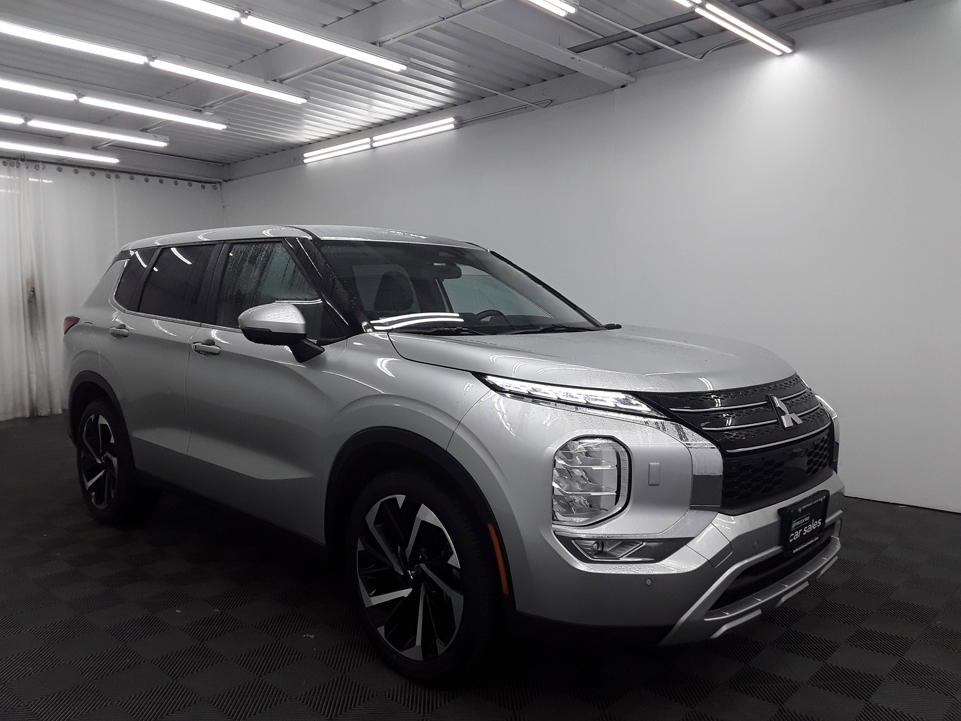 2024 Mitsubishi Outlander SE's photo