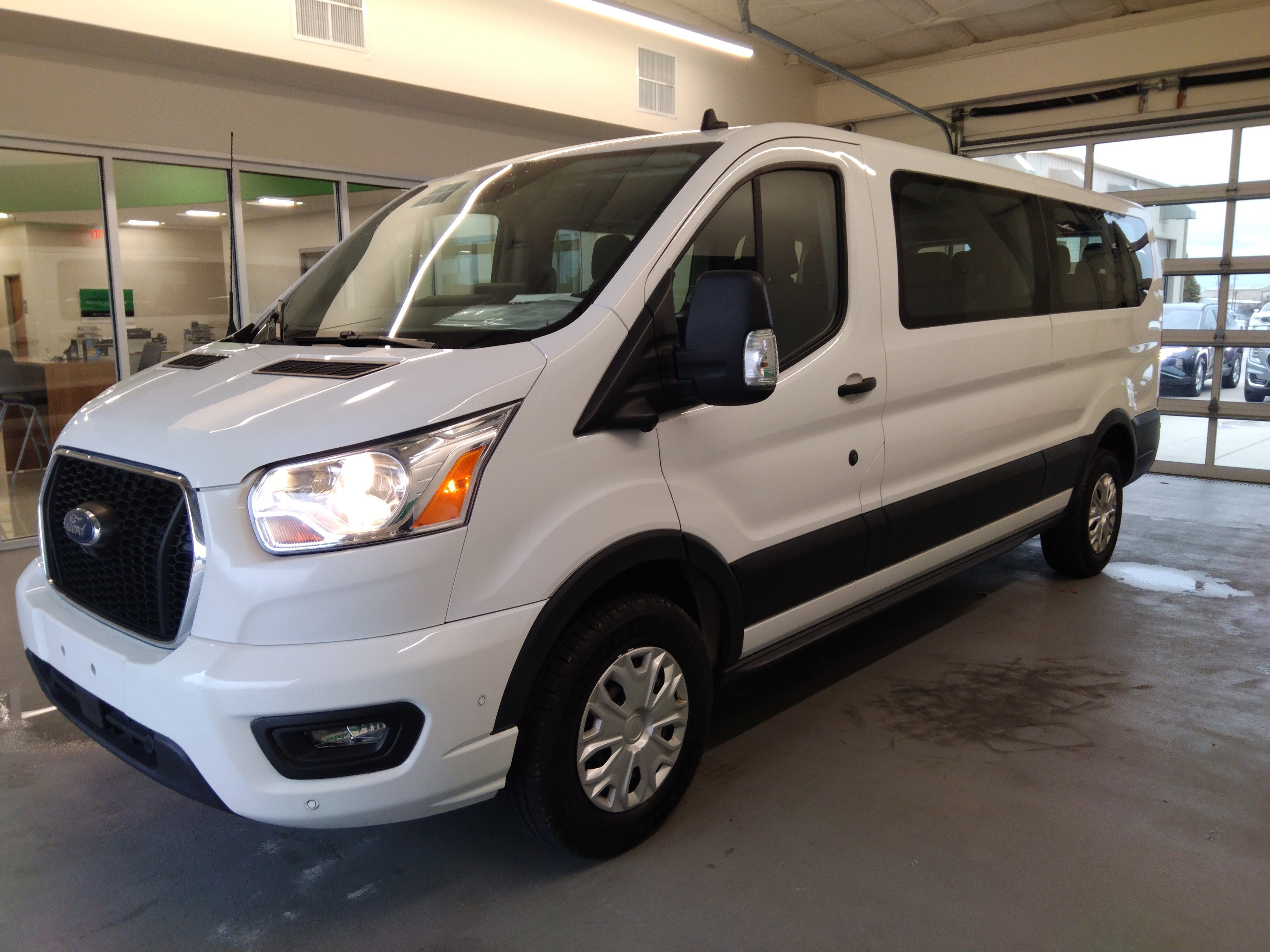 Image of Used 2022 Ford Transit Passenger Wagon T-350 148" Low Roof XLT RWD