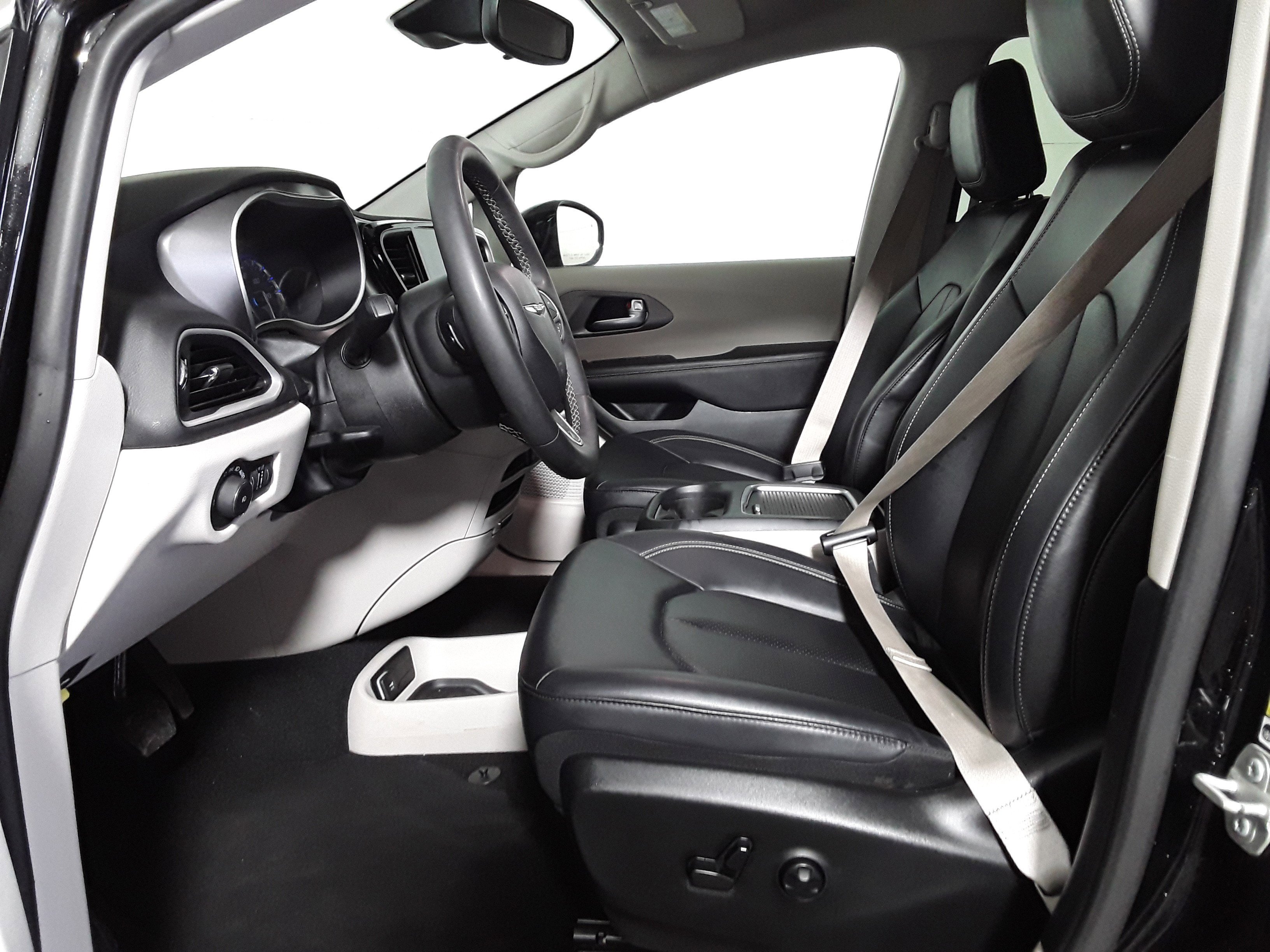 Image of Used 2024 Chrysler Pacifica Touring L FWD