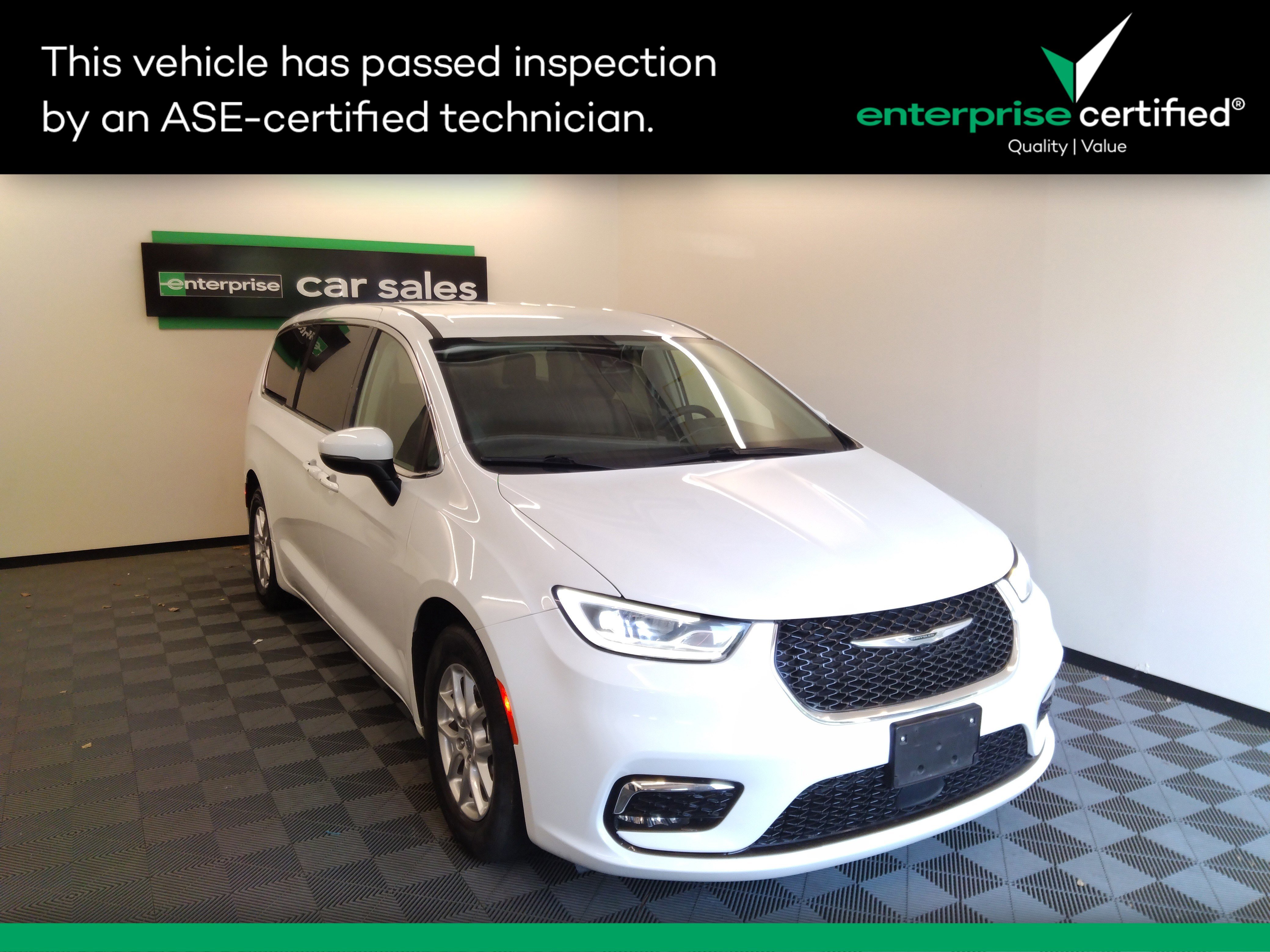 2023 Chrysler Pacifica Touring L's photo