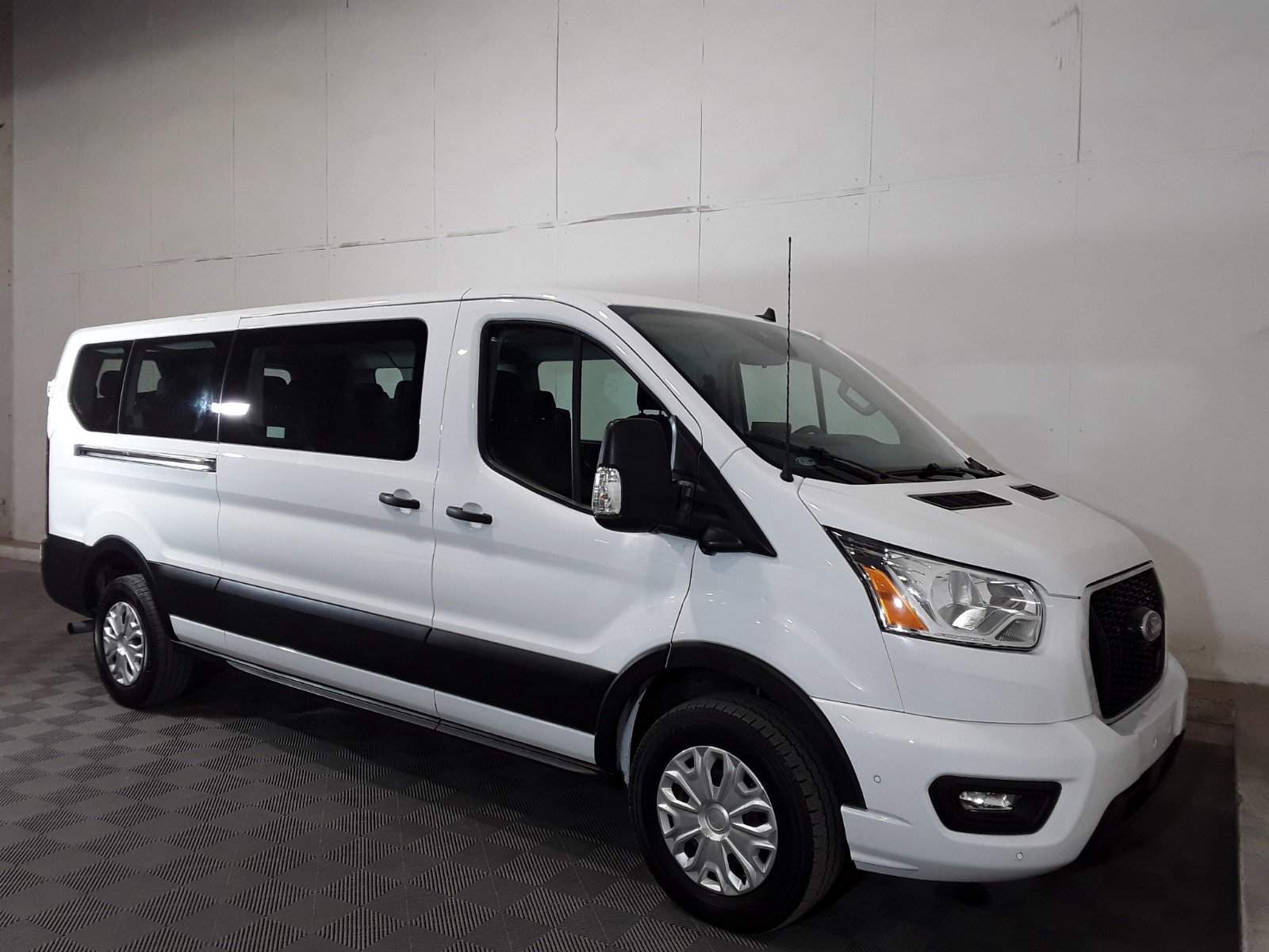 2022 Ford Transit Passenger Wagon T-350 148