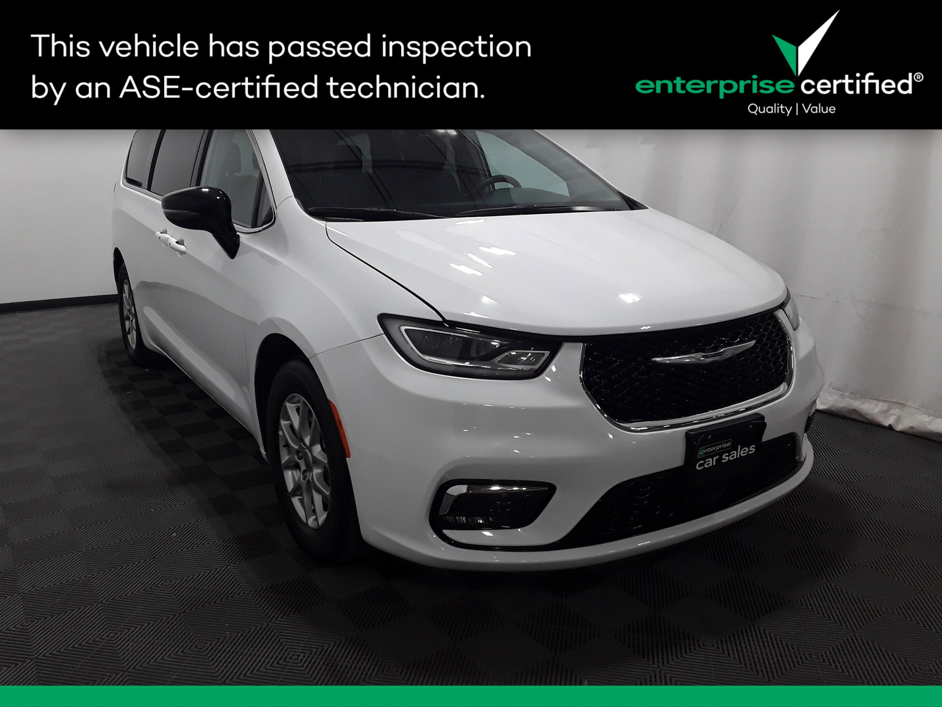 2024 Chrysler Pacifica Touring L's photo