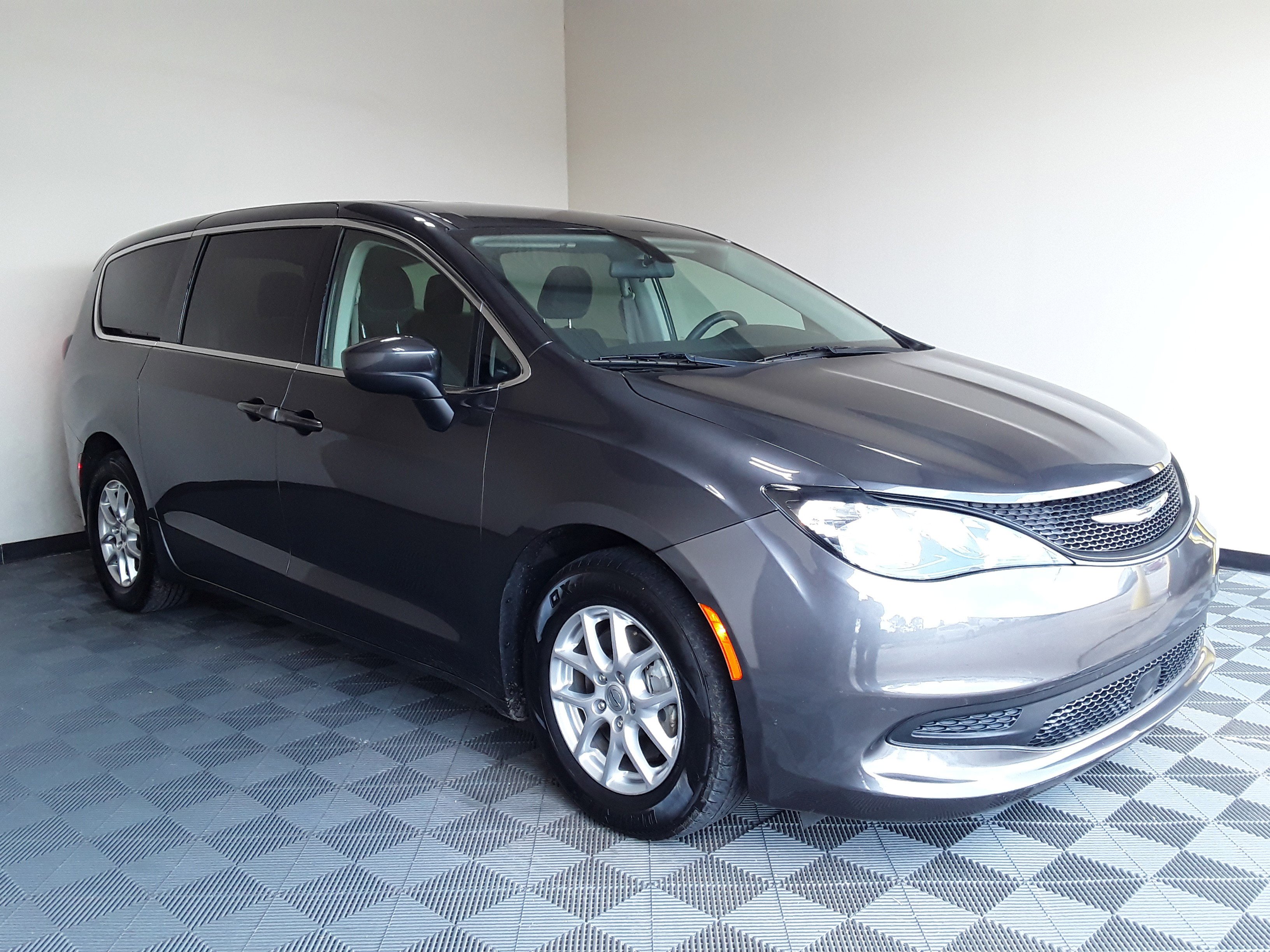 2022 Chrysler Voyager LX FWD