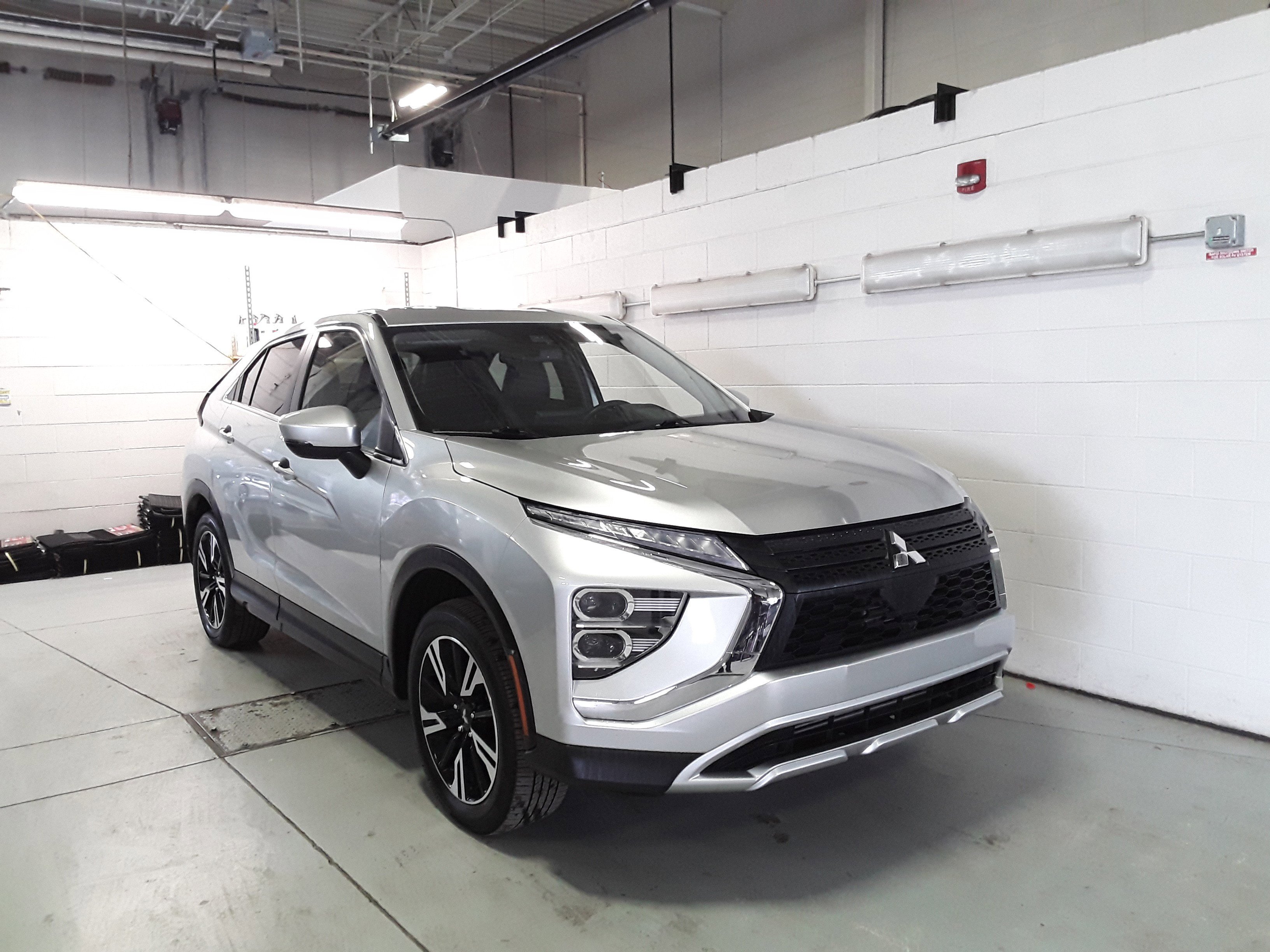 2024 Mitsubishi Eclipse Cross SE's photo