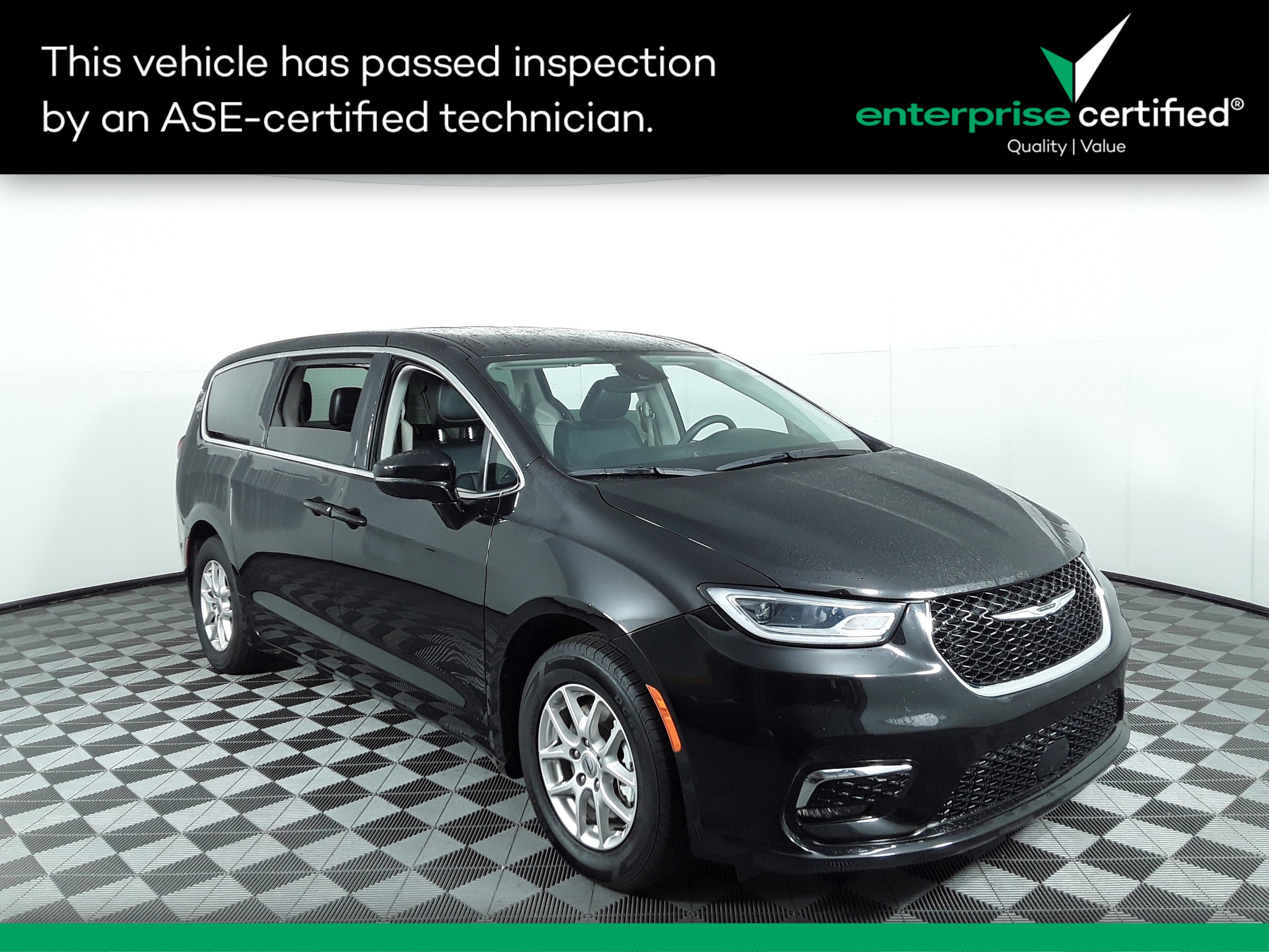 2024 Chrysler Pacifica Touring L's photo