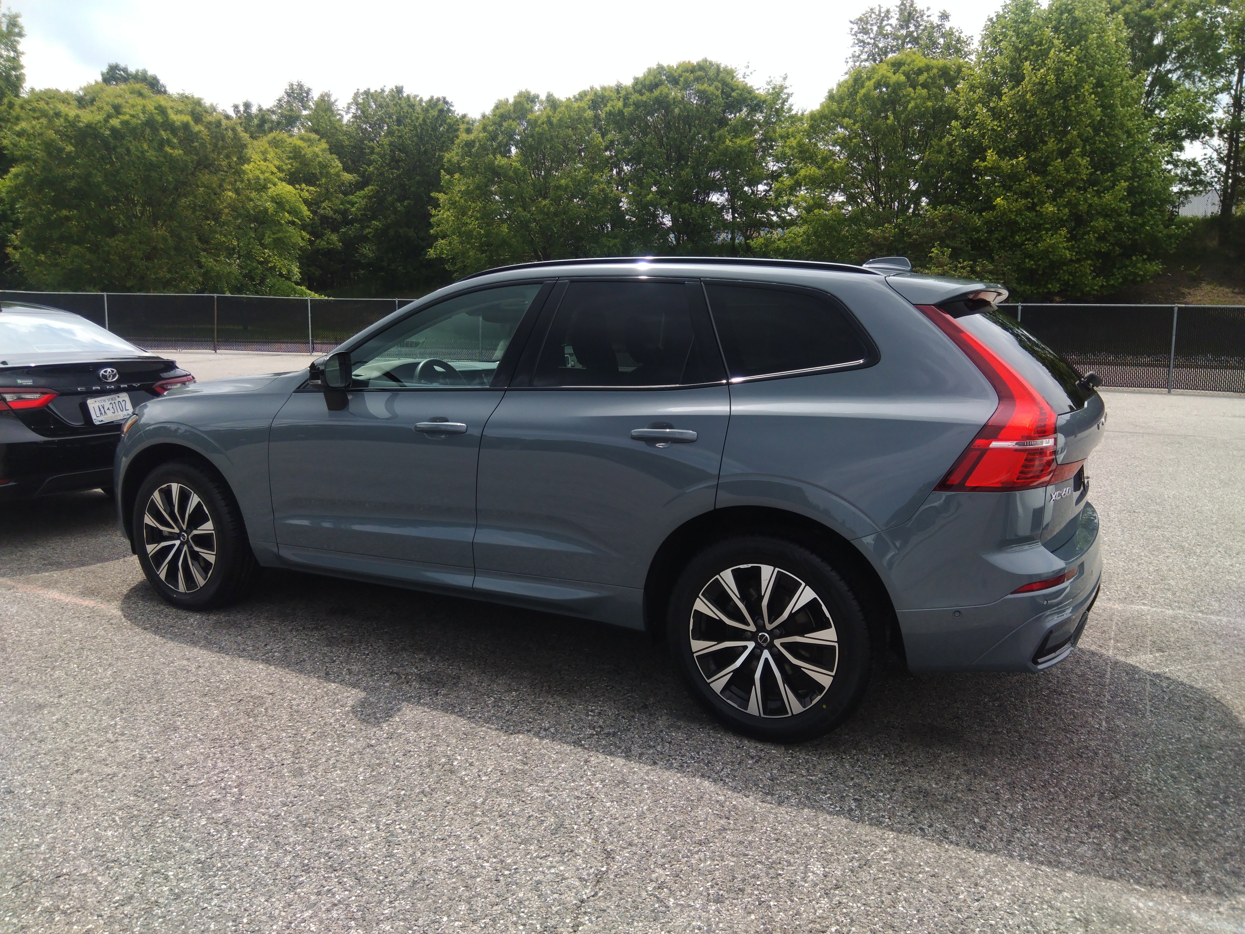 2024 Volvo XC60 B5 AWD Plus Dark Theme
