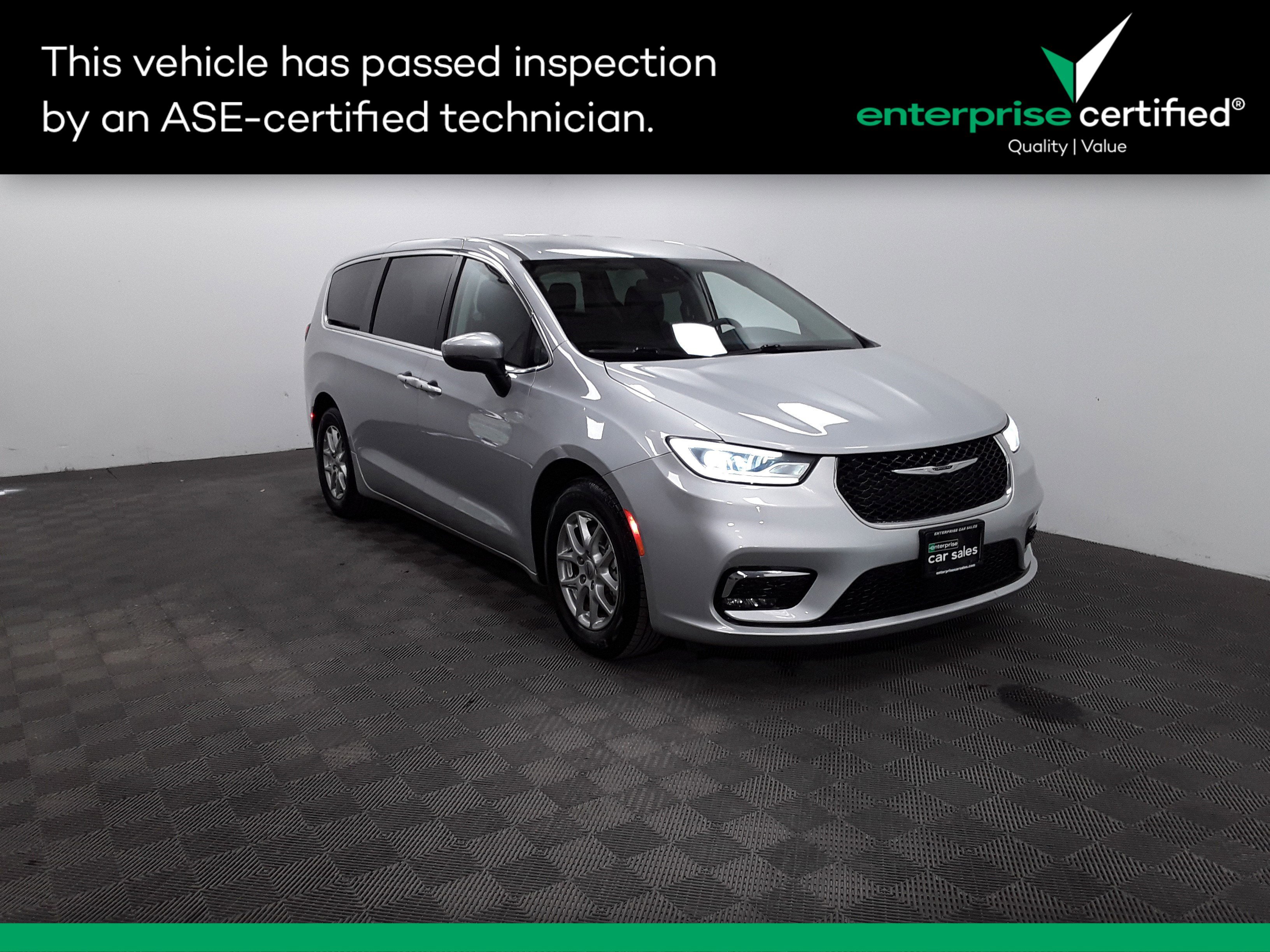 2023 Chrysler Pacifica Touring L's photo