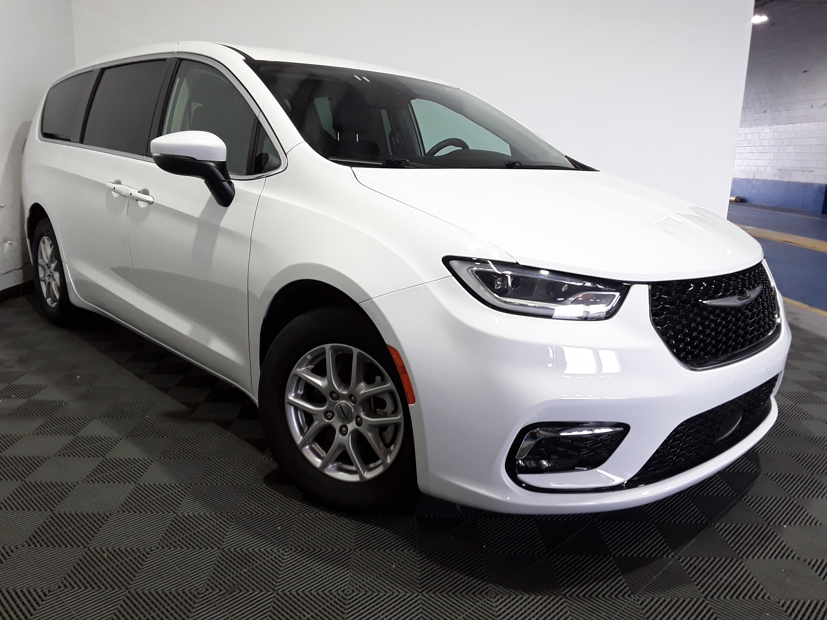 2023 Chrysler Pacifica Touring L FWD