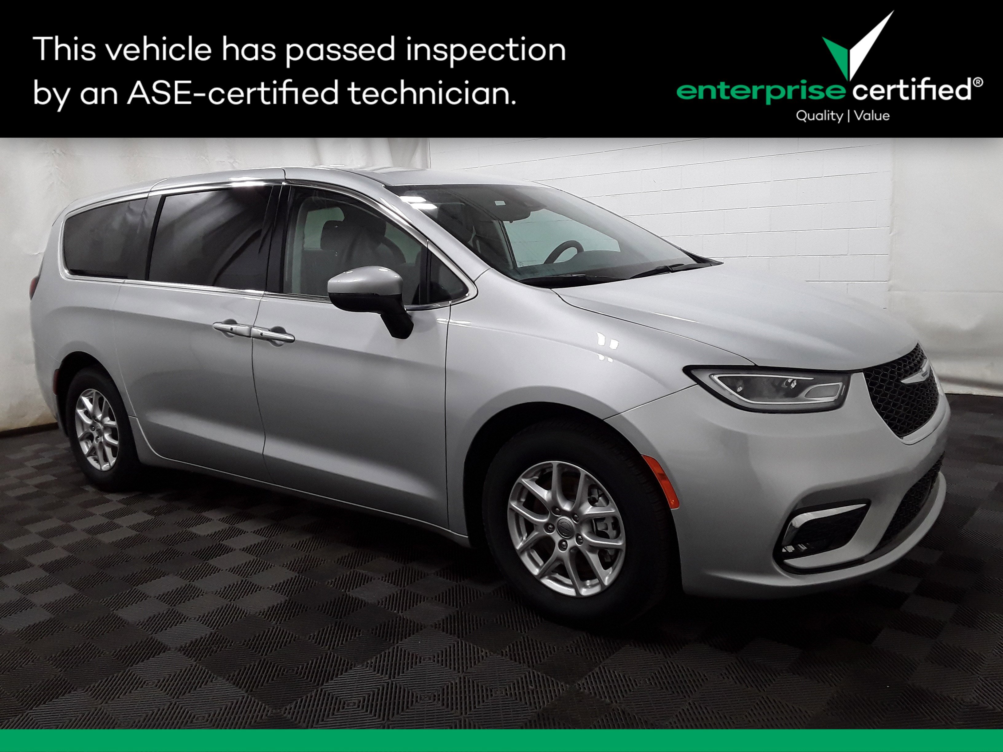 2023 Chrysler Pacifica Touring L's photo