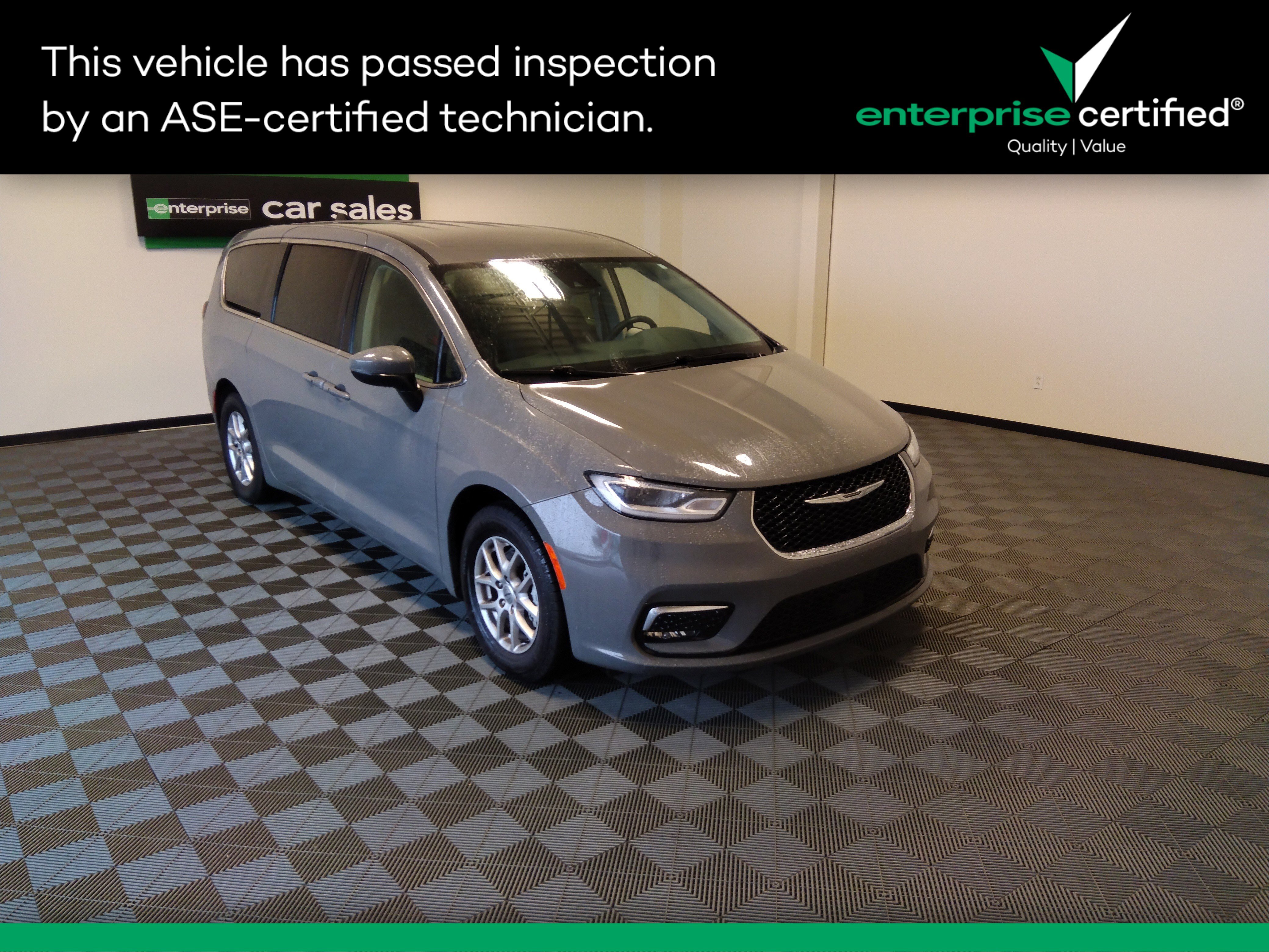 2023 Chrysler Pacifica Touring L's photo