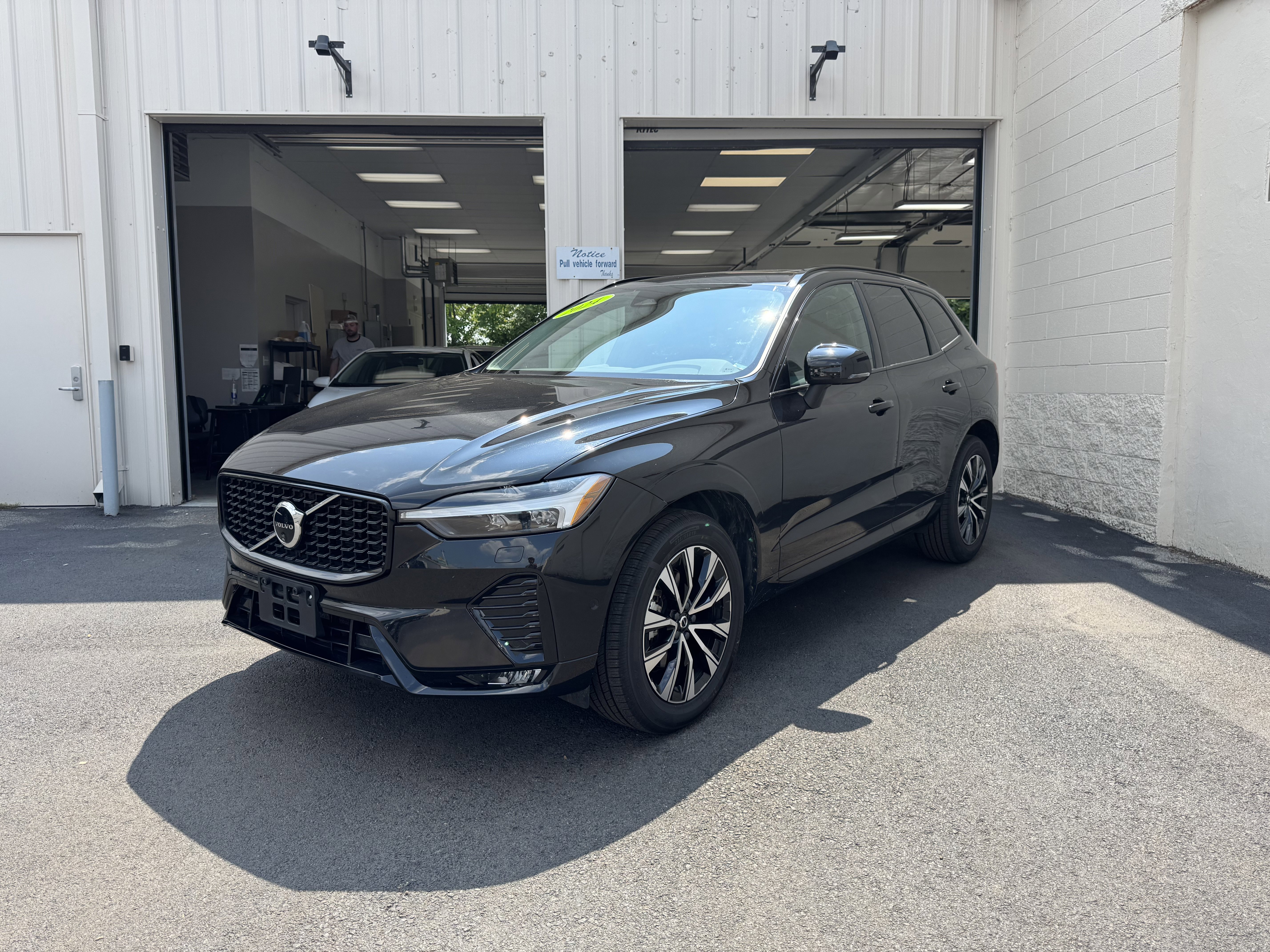 2024 Volvo XC60 B5 AWD Plus Dark Theme