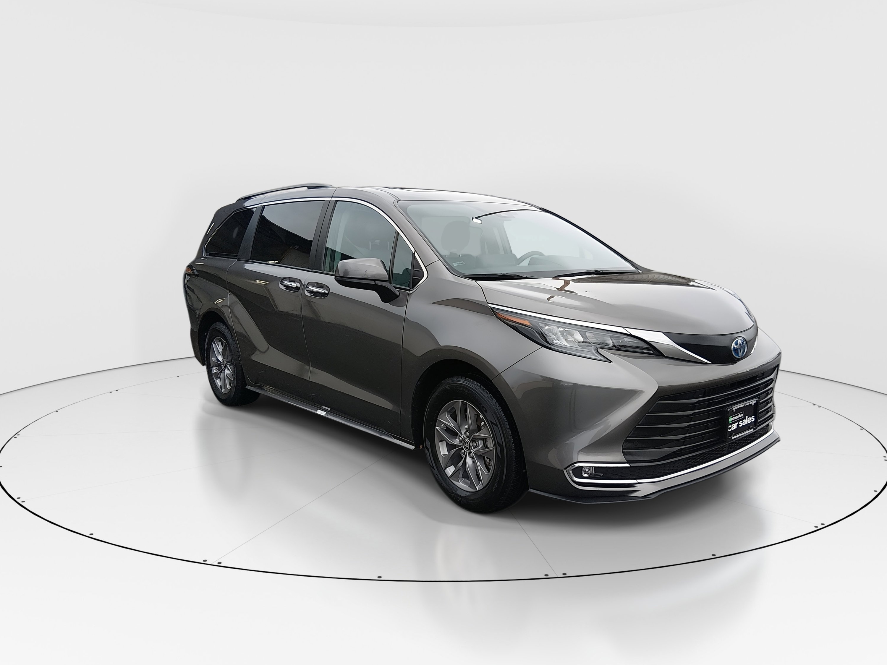 2024 Toyota Sienna XLE's photo