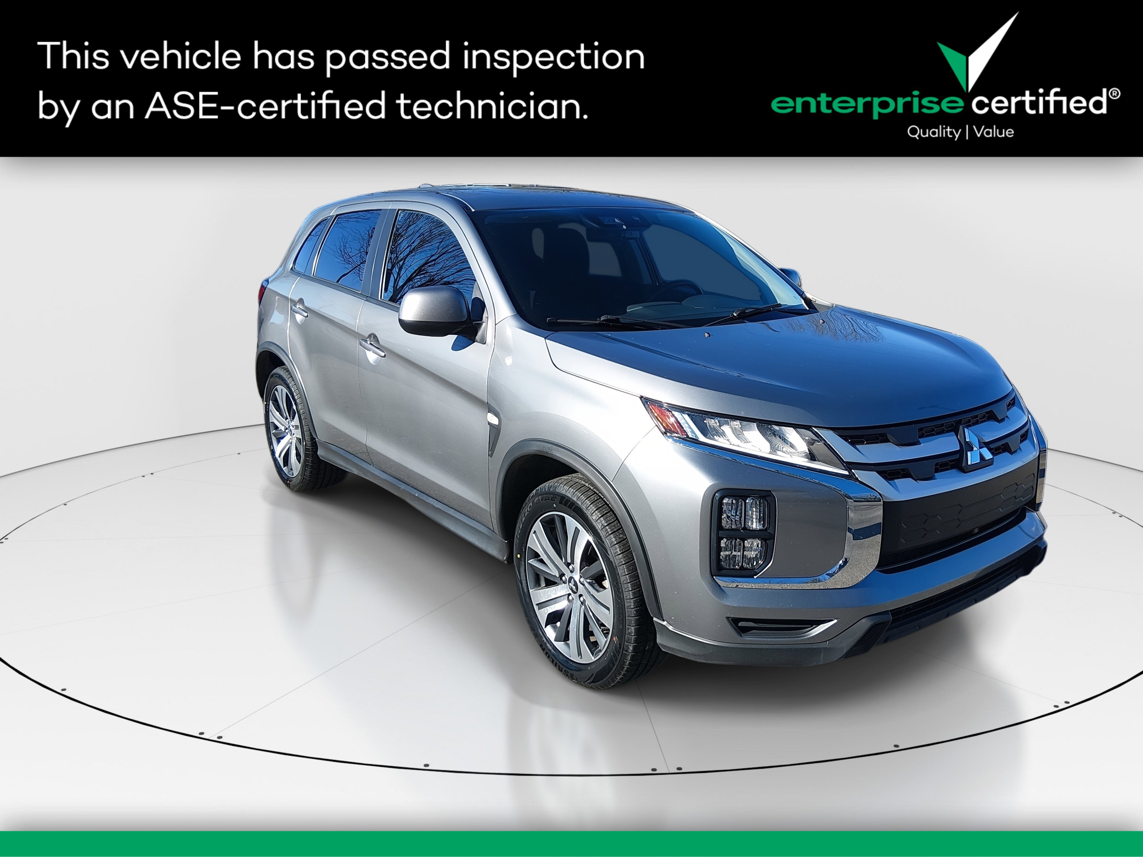 2024 Mitsubishi Outlander ES's photo