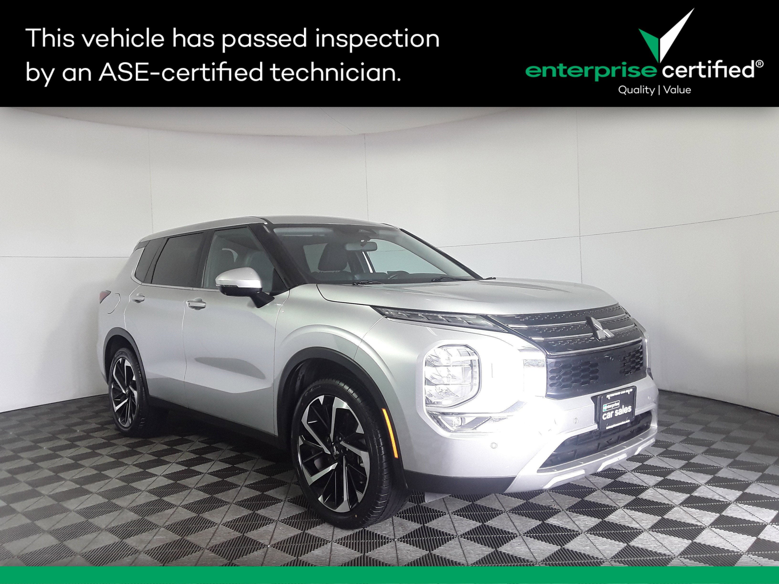 2024 Mitsubishi Outlander SE's photo