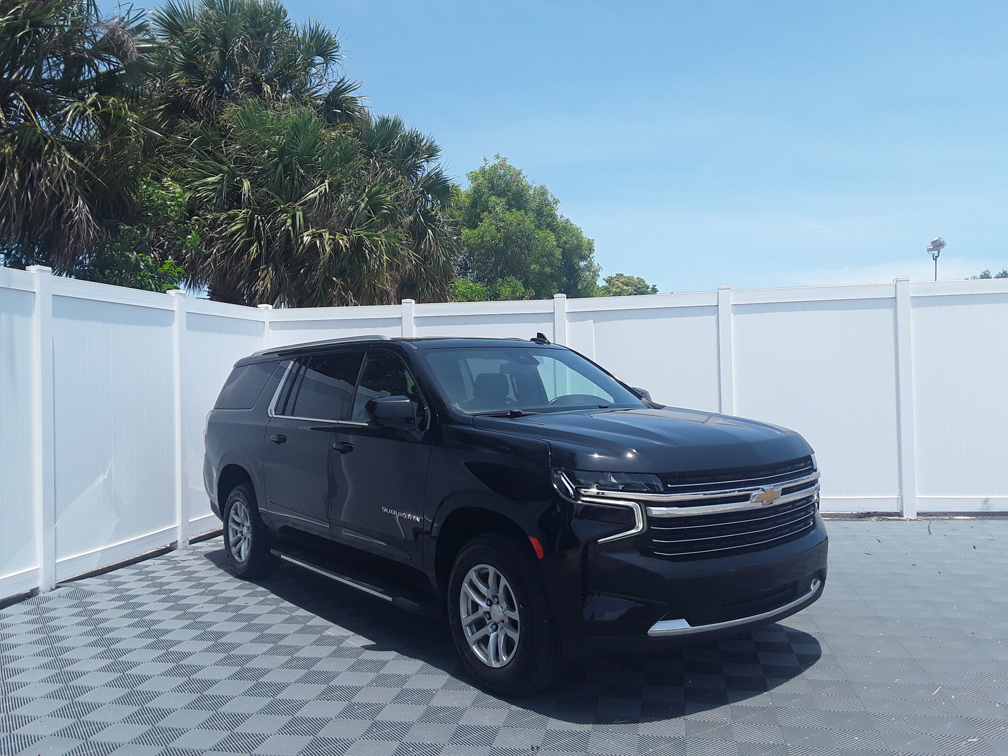 2023 Chevrolet Suburban 2WD 4dr LT