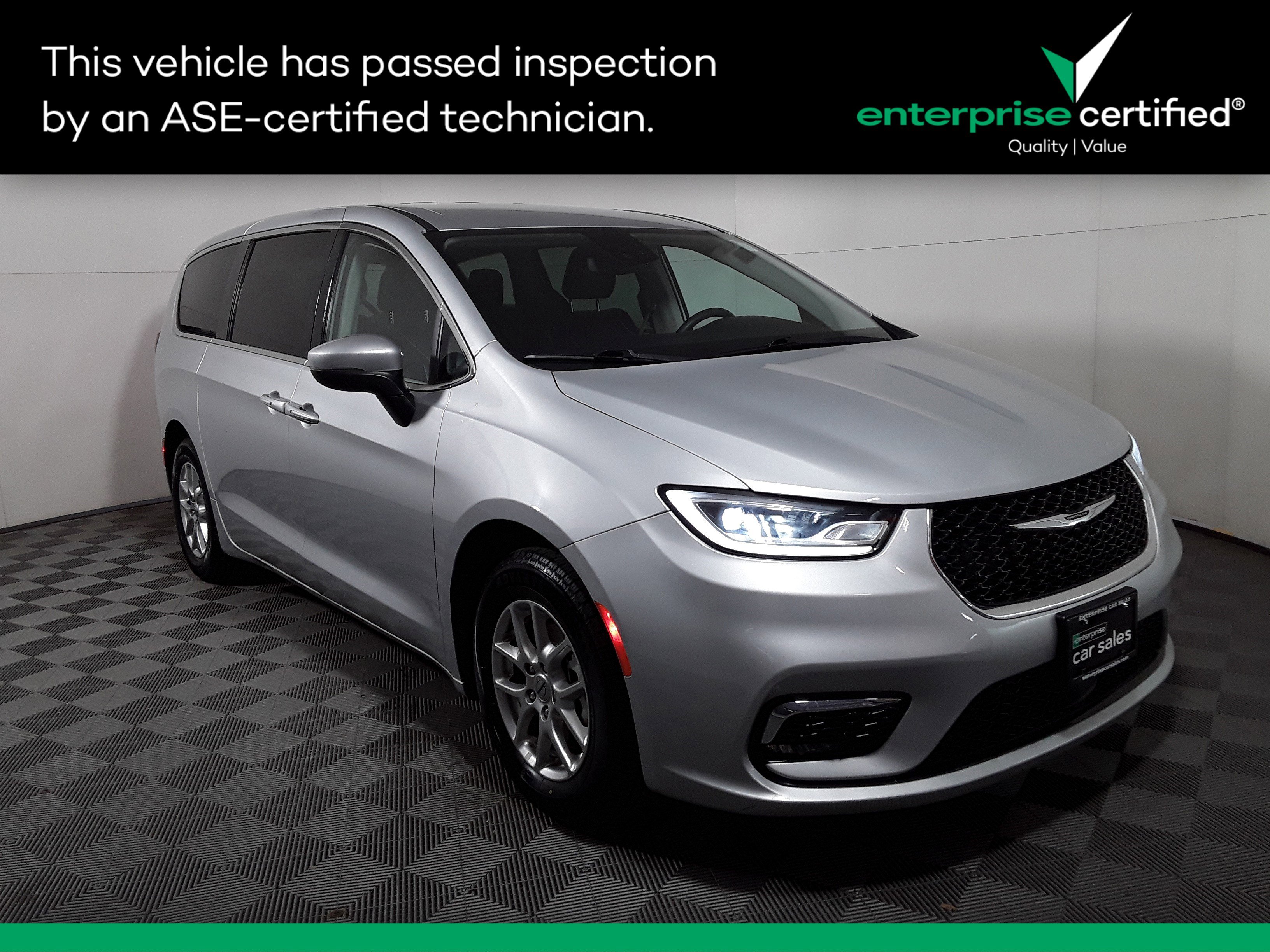 2023 Chrysler Pacifica Touring L's photo