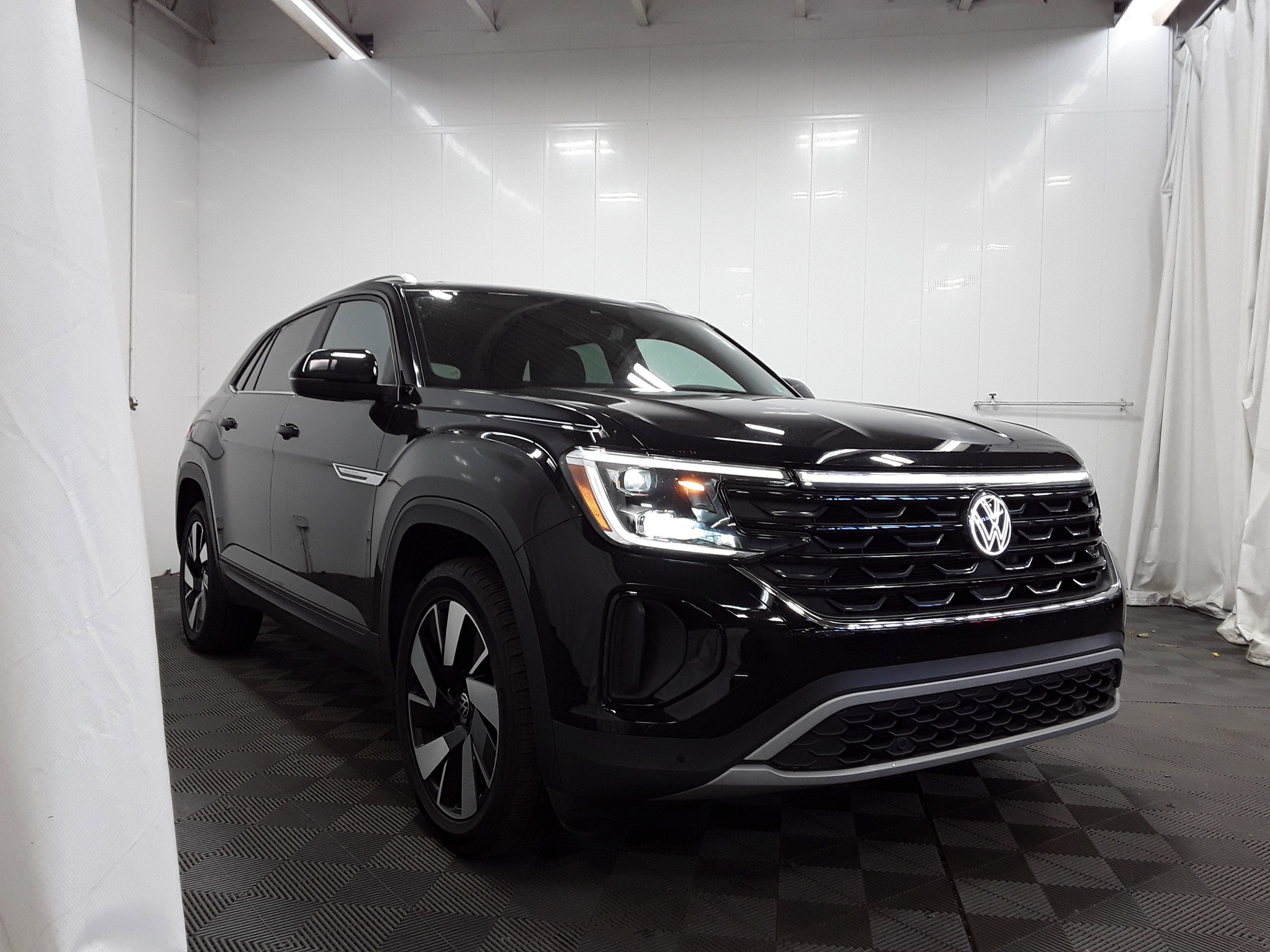 Used 2024 Volkswagen Atlas Cross Sport 2.0T SE w/Technology 4MOTION
