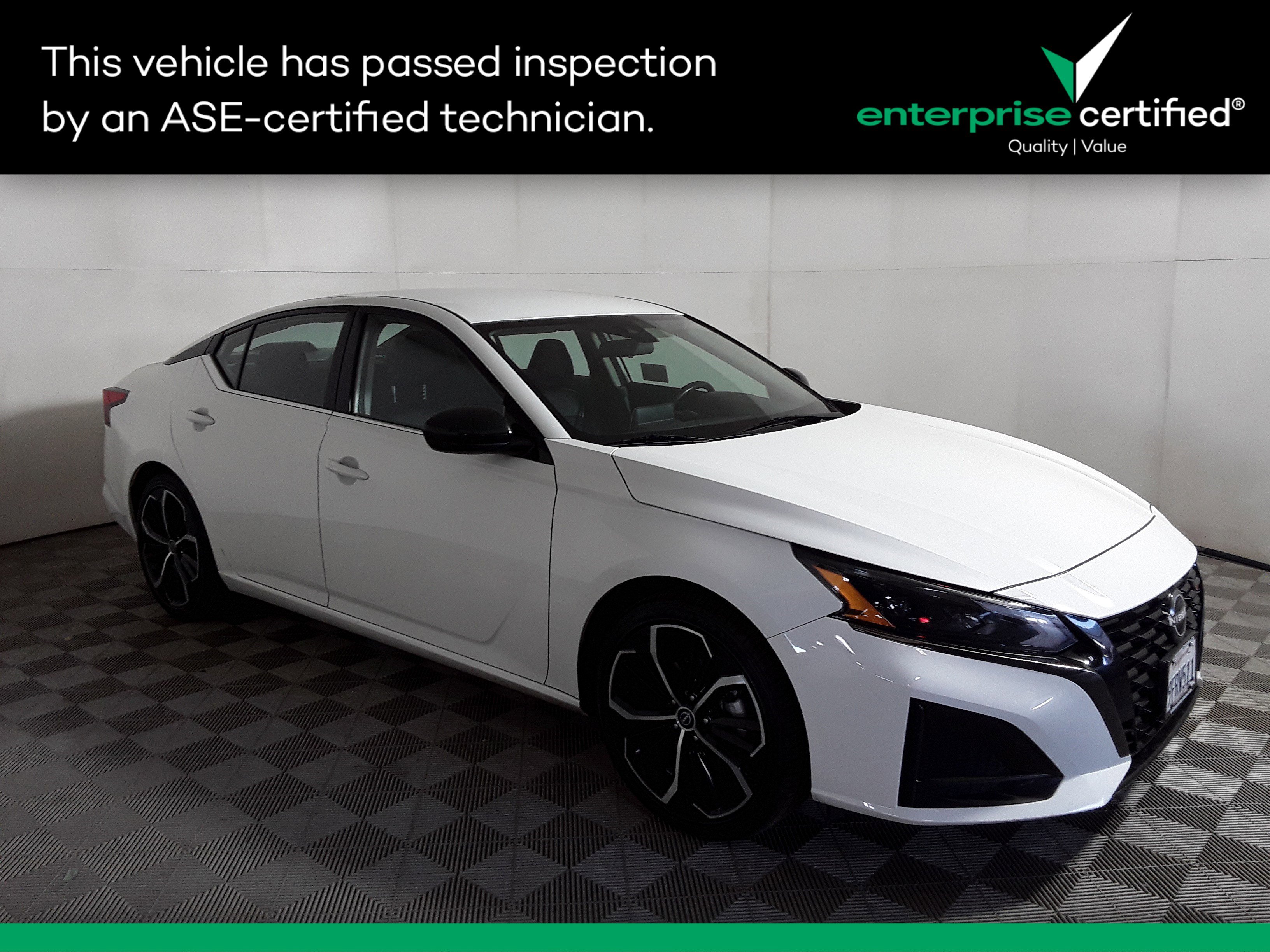 2023 Nissan Altima SR's photo