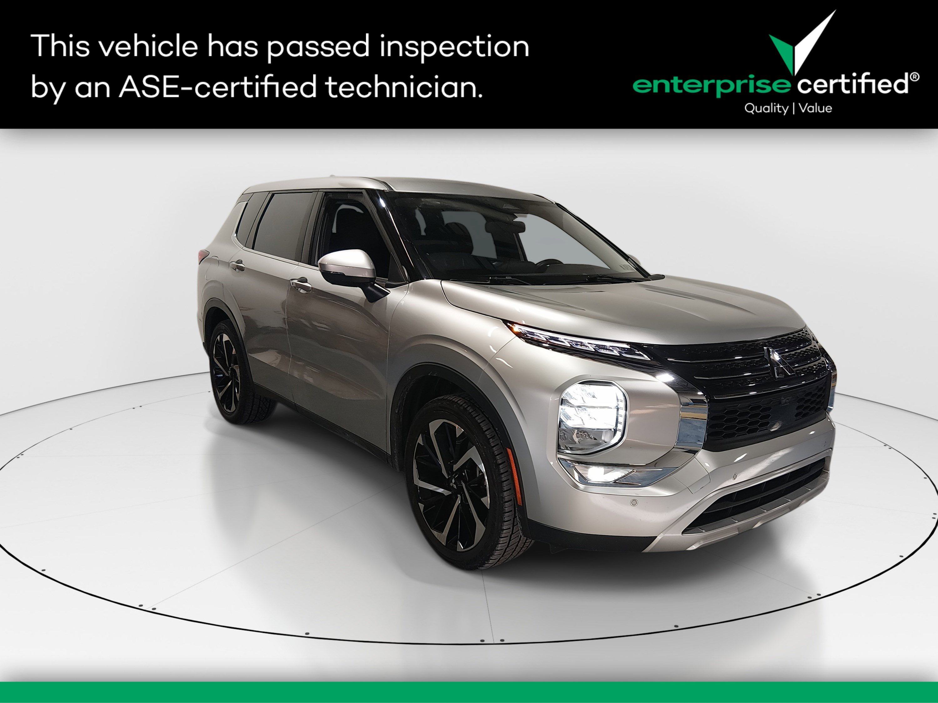 2024 Mitsubishi Outlander SE's photo