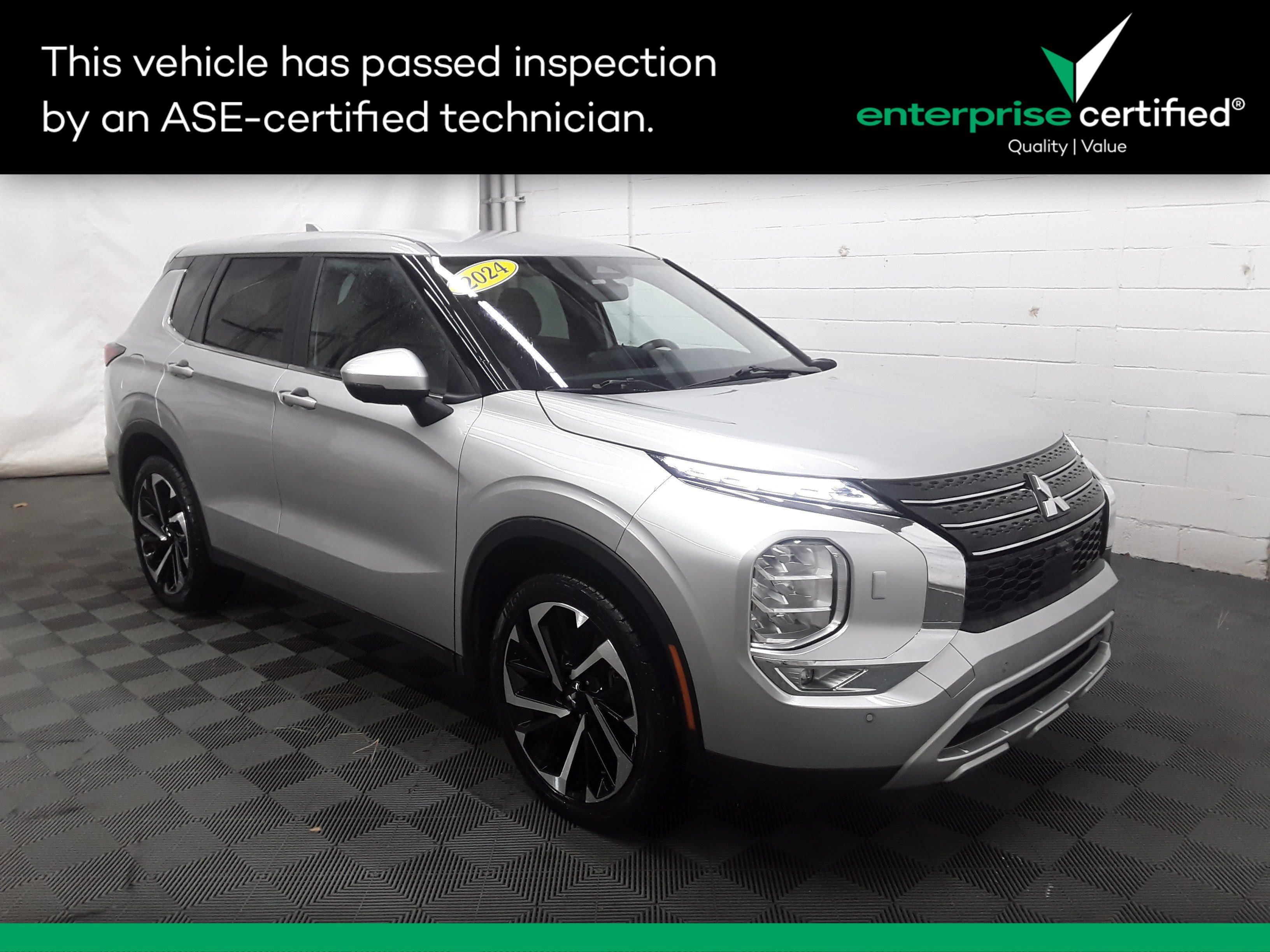 2024 Mitsubishi Outlander SE's photo